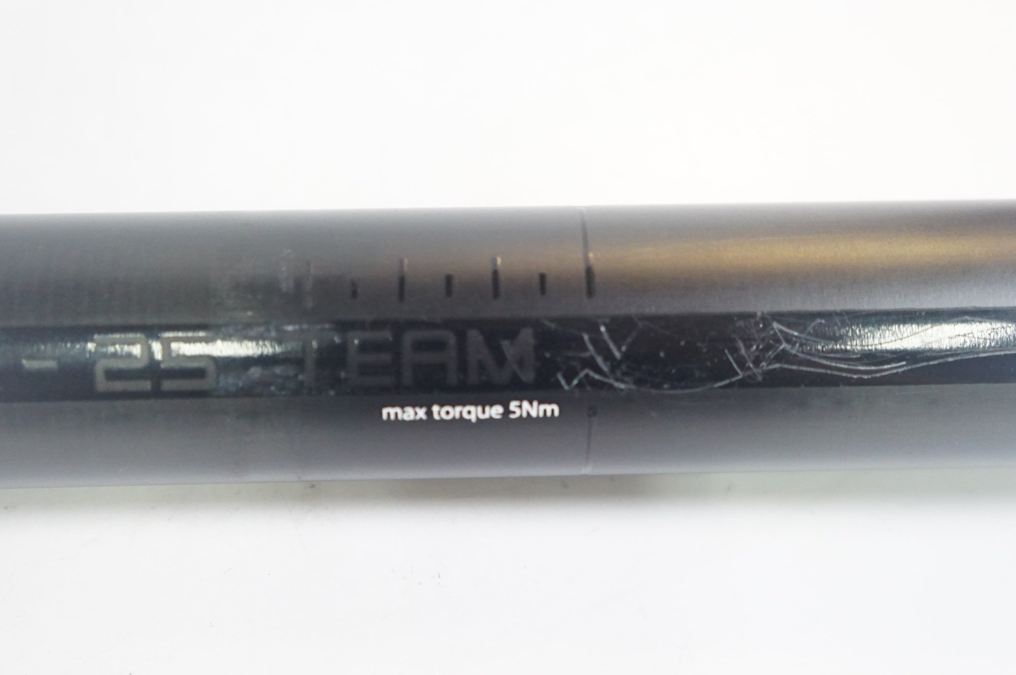 3T 「スリーティ」 STYLUS 25 TEAM φ31.6 250mm シートポスト / 熊谷本店