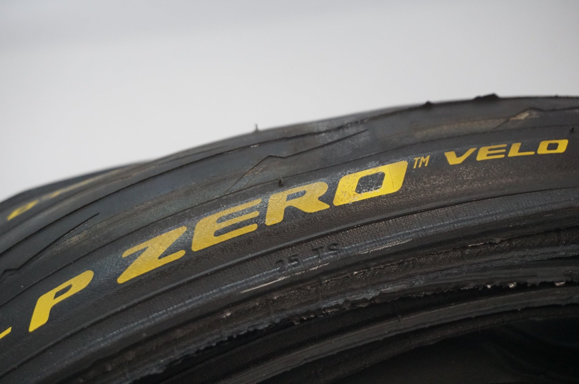 PIRELLI 「ピレリ」 P ZERO VELO COLOUR EDITION 700×25c タイヤ / 福岡アイランドシティ店