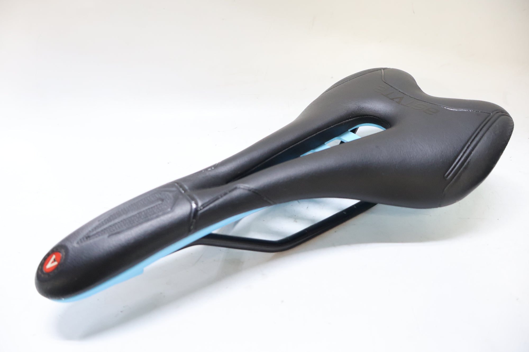 ASTVTE 「アスチュート」 SKYLINE VT サドル / 高知店