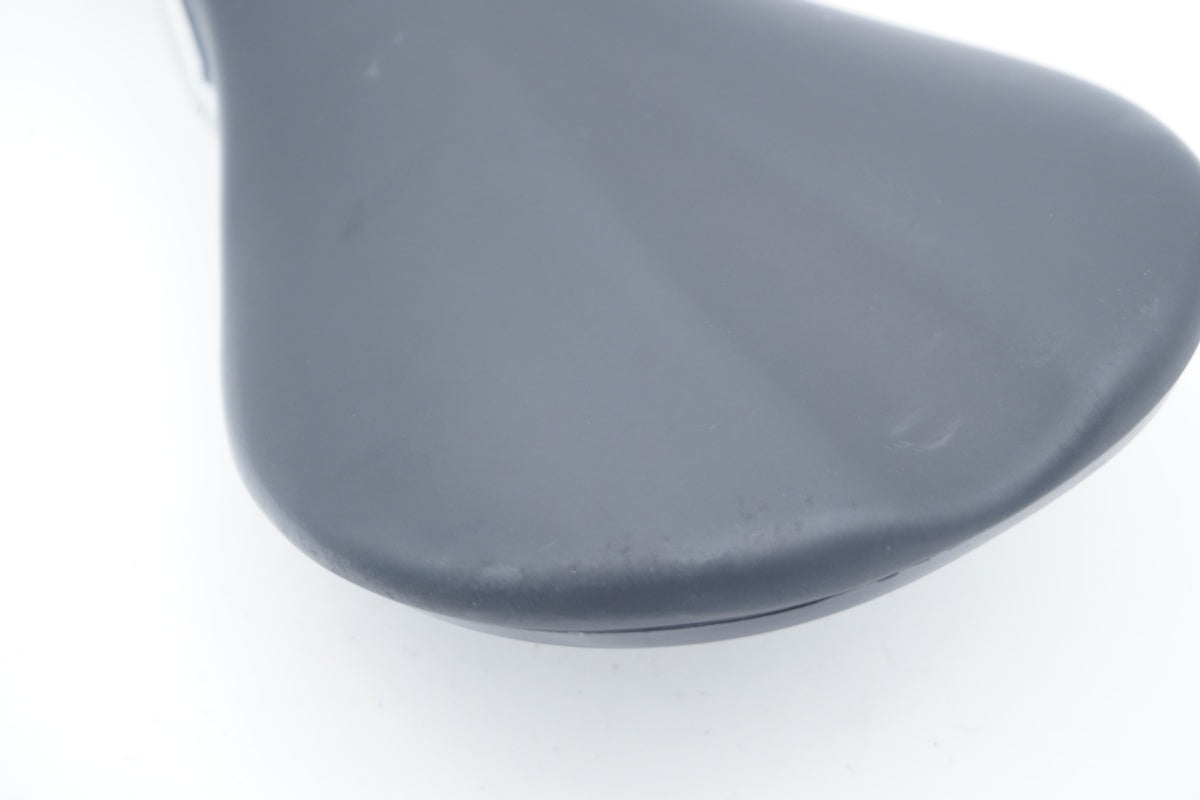 FABRIC 「ファブリック」 SCOOP SHALLOW FLAT サドル / 滋賀大津店