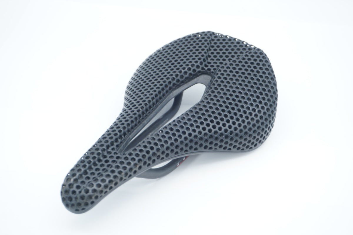 TNI 「ティーエヌアイ」 LITE FLY 3D サドル / 滋賀大津店