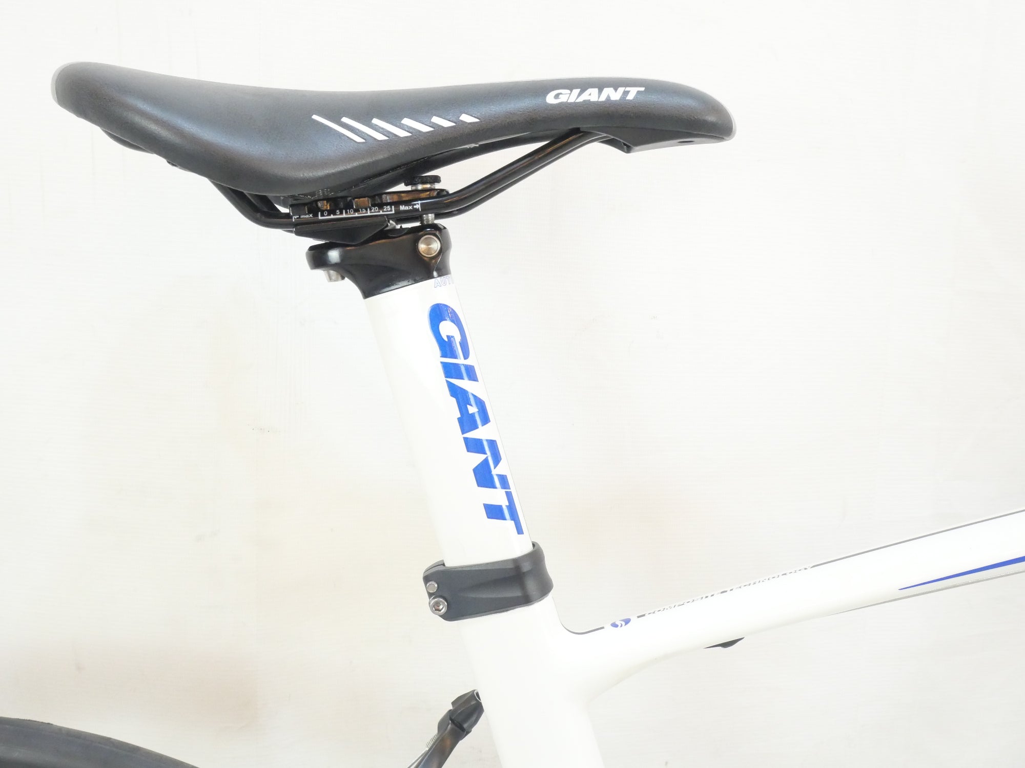 GIANT 「ジャイアント」 DEFY COMPOSITE 3 2013年モデル ロードバイク / バイチャリ浦和ベース