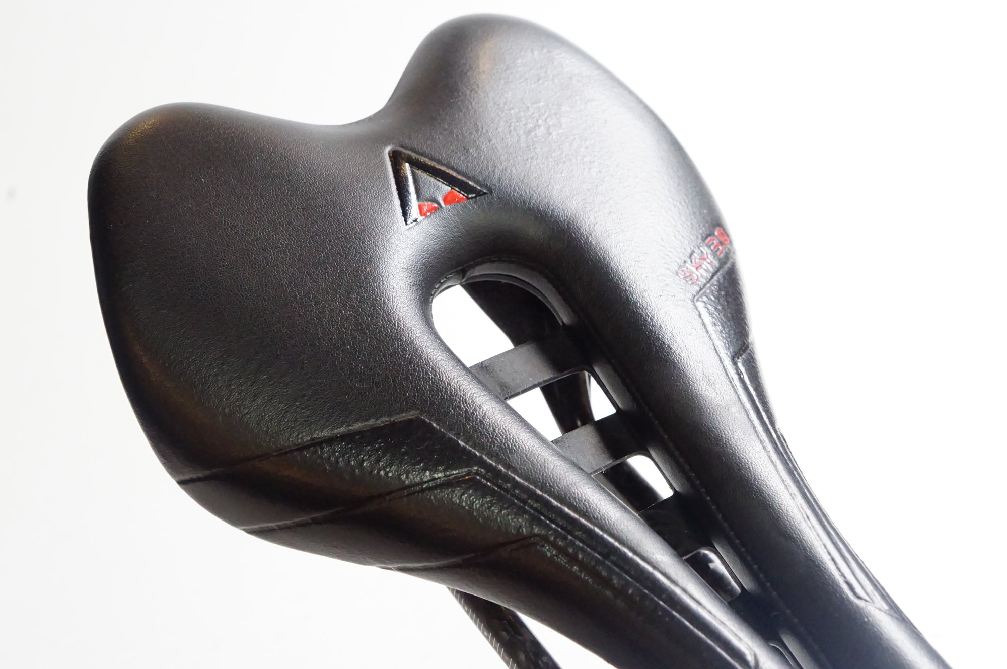 ASTUTE 「アスチュート」 SKY3.0 CARBON サドル / 熊谷本店