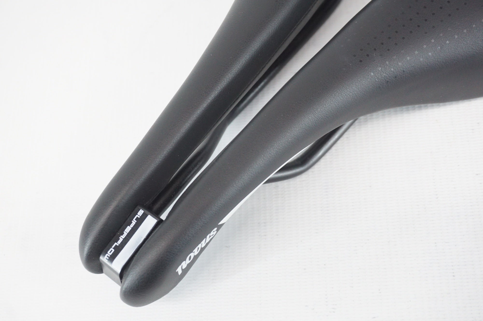 SELLE ITALIA 「セライタリア」 NOVUS BOOST SUPER FLOW サドル / 阪急