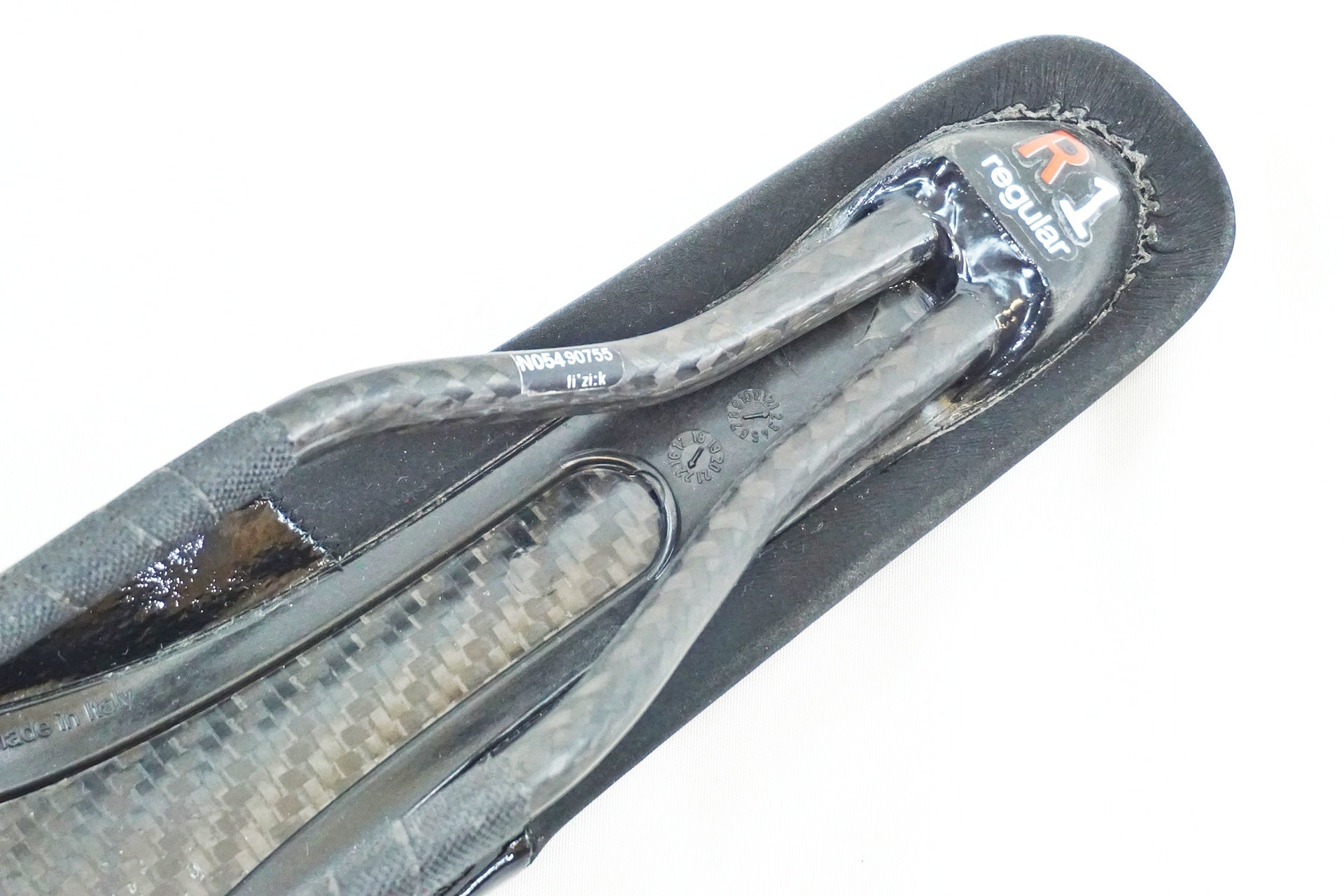 FIZIK 「フィジーク」 ANTARES R1 カーボンレール サドル / 有明ガーデン店