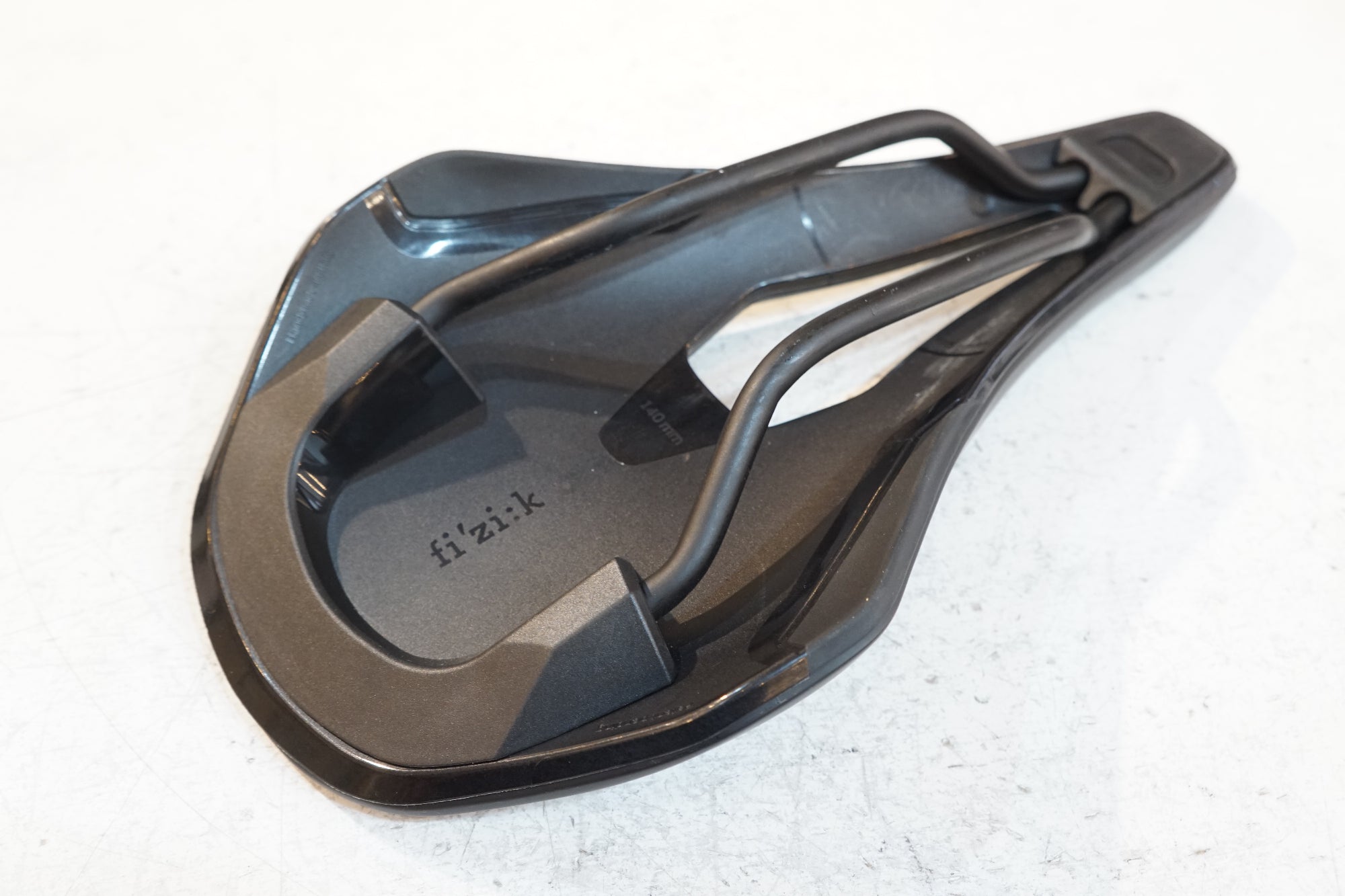 FIZIK 「フィジーク」 VENTO ARGO R5 サドル / バイチャリ浦和ベース