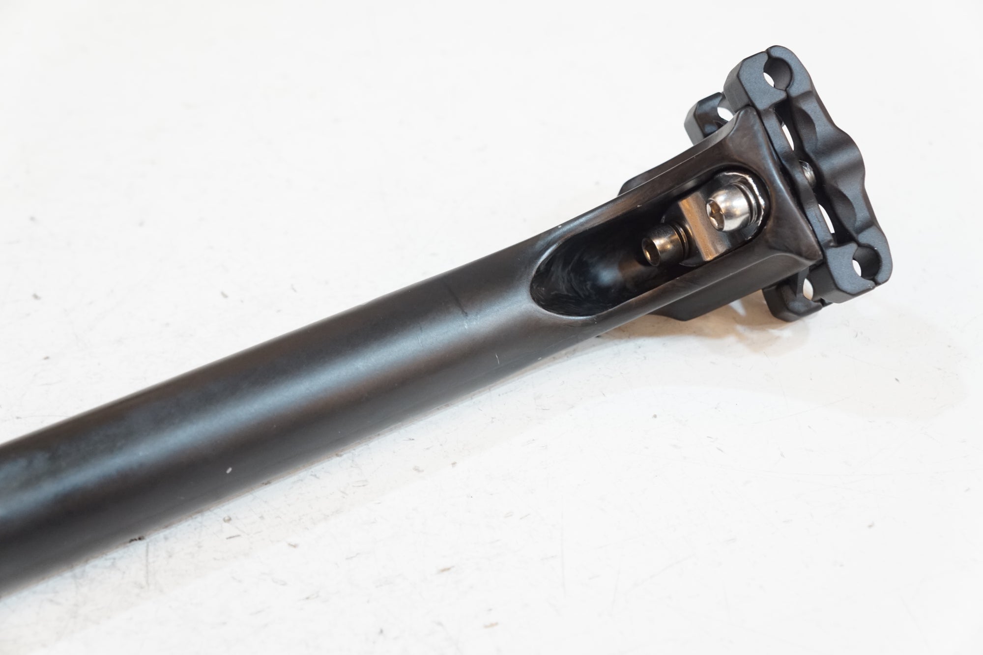 TNI 「ティーエヌアイ」 φ27.2 300mm シートポスト / バイチャリ浦和ベース