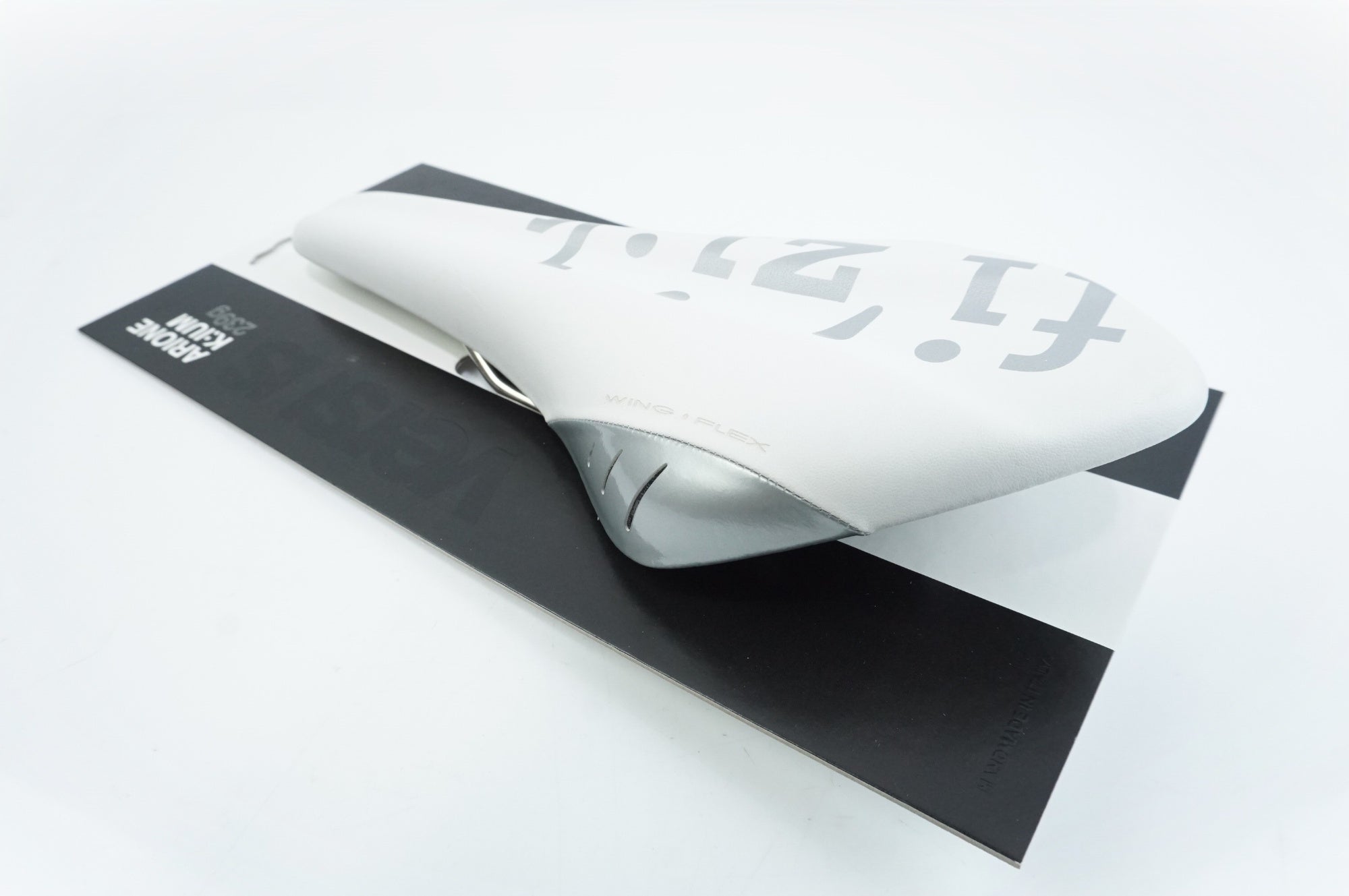 FIZIK 「フィジーク」 ALIANTE VERSUS K:IUM 239g サドル / 中目黒店