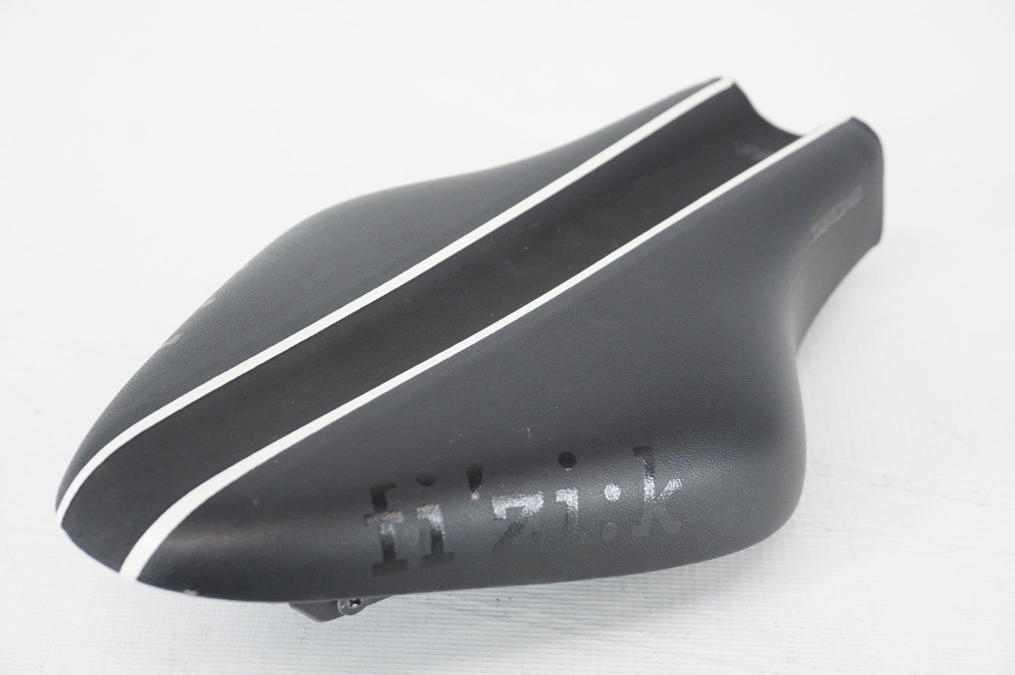 FIZIK 「フィジーク」 TRITONE サドル / 阪急塚口店