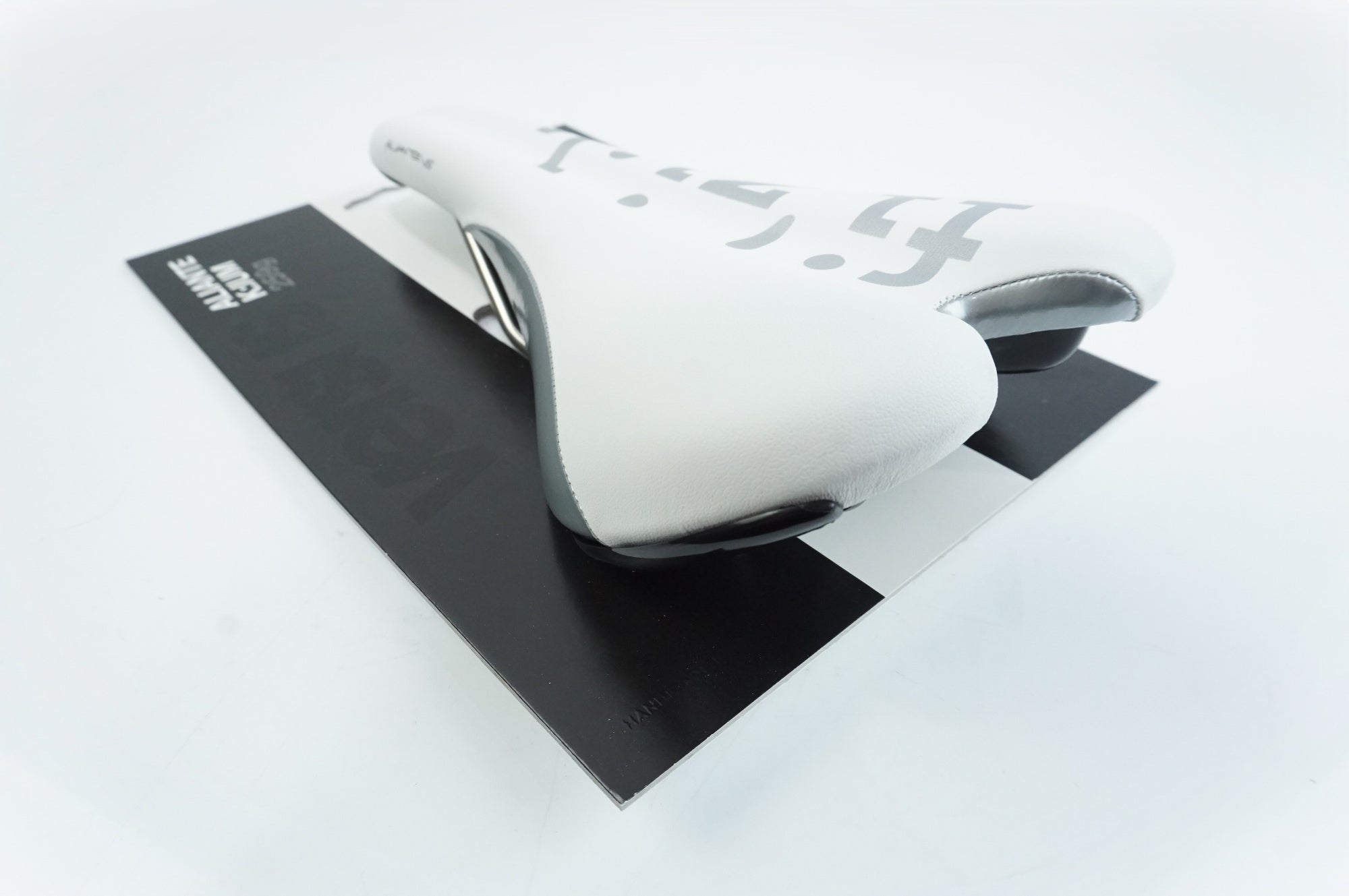 FIZIK 「フィジーク」 ALIANTE VERSUS K:IUM 259g サドル / 中目黒店