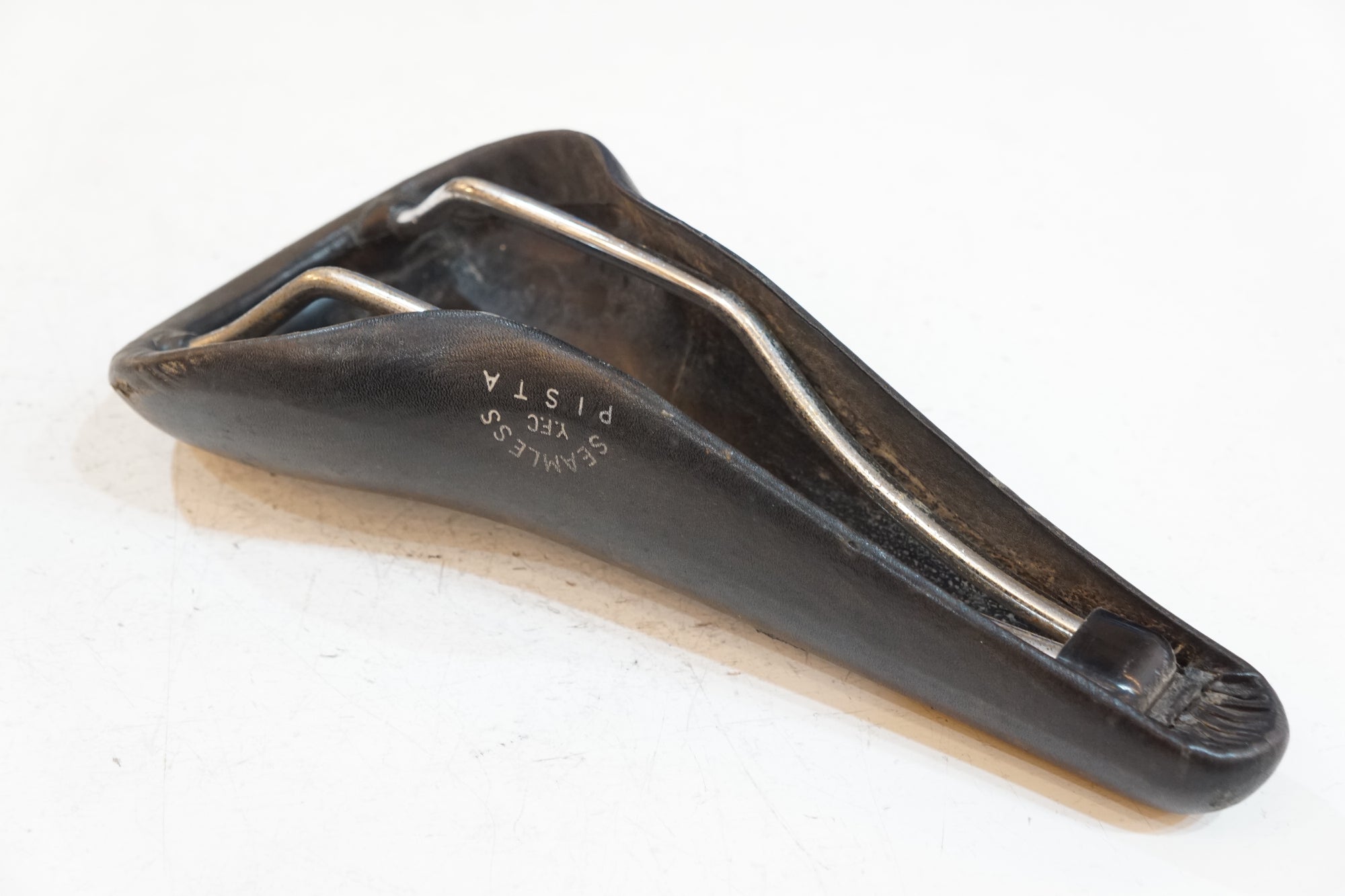 FUJITA 「フジタ」 SEAMLESS サドル / バイチャリ浦和ベース