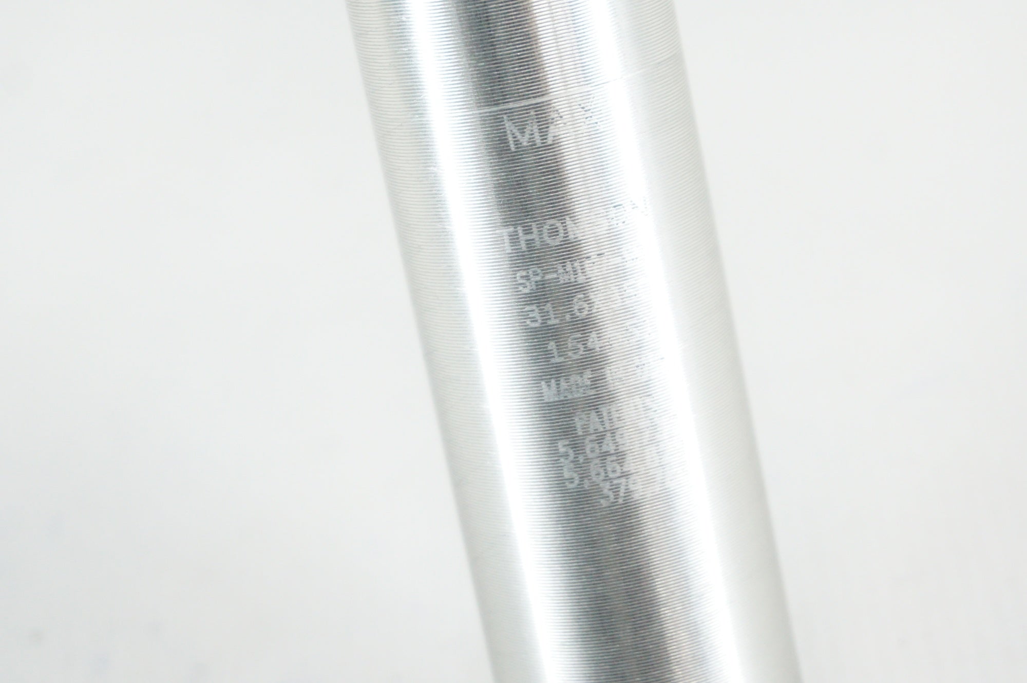 THOMSON 「トムソン」 MASTERPIECE SETBACK Φ31.6 350mm シートポスト