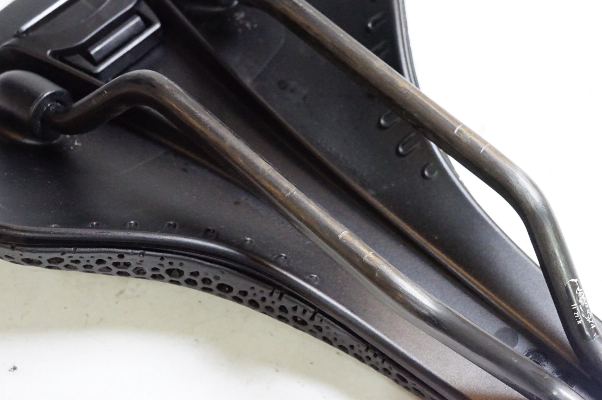 FIZIK 「フィジーク」 ANTARES VERSUS EVO R1 ADAPTIVE サドル