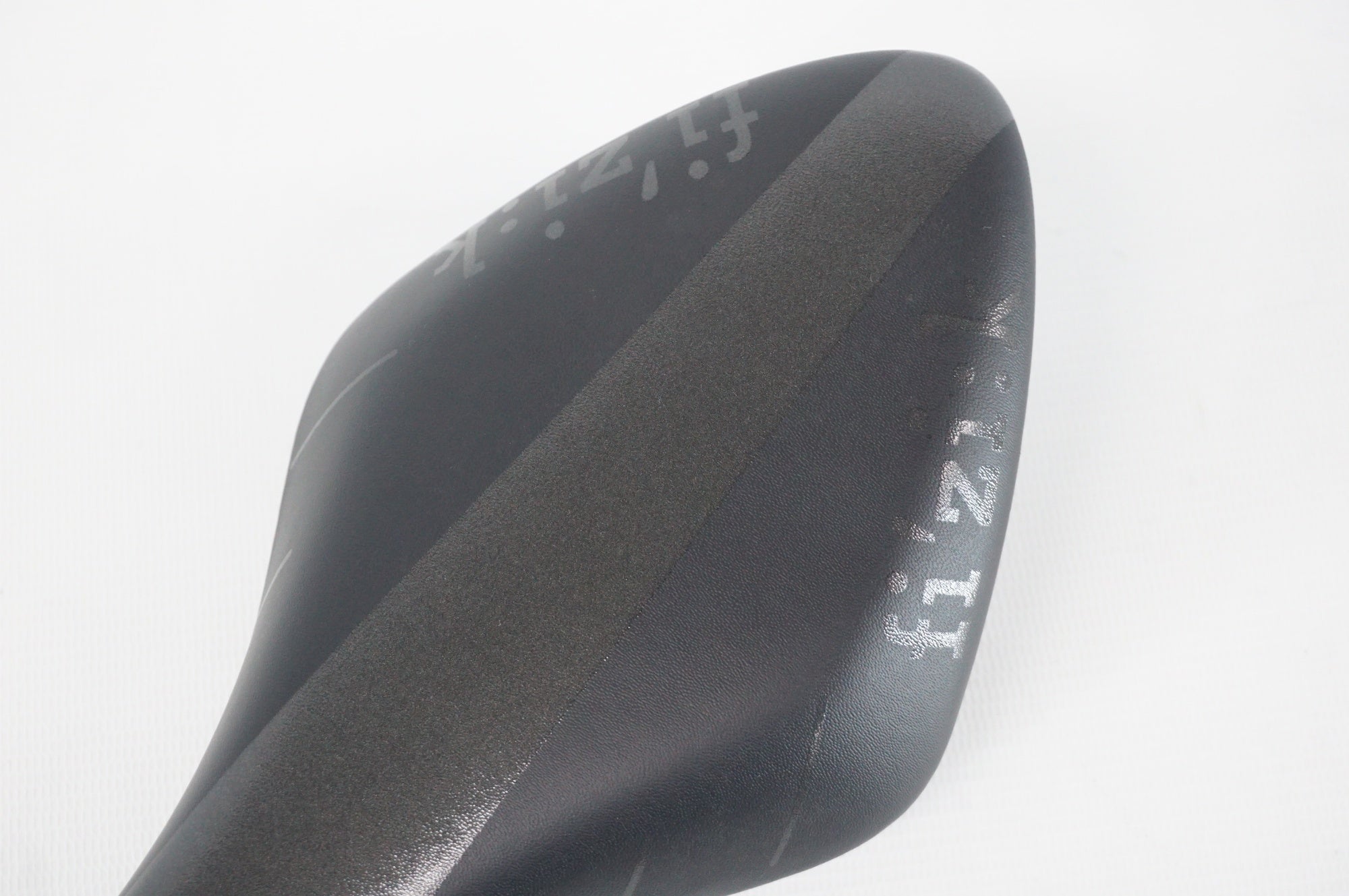 FIZIK フィジーク　ARIONE R7 サドル　と　ボトルホルダー FIZIK 「フィジーク」 ARIONE R7 サドル / 阪急塚口店 ｜ バイチャリ