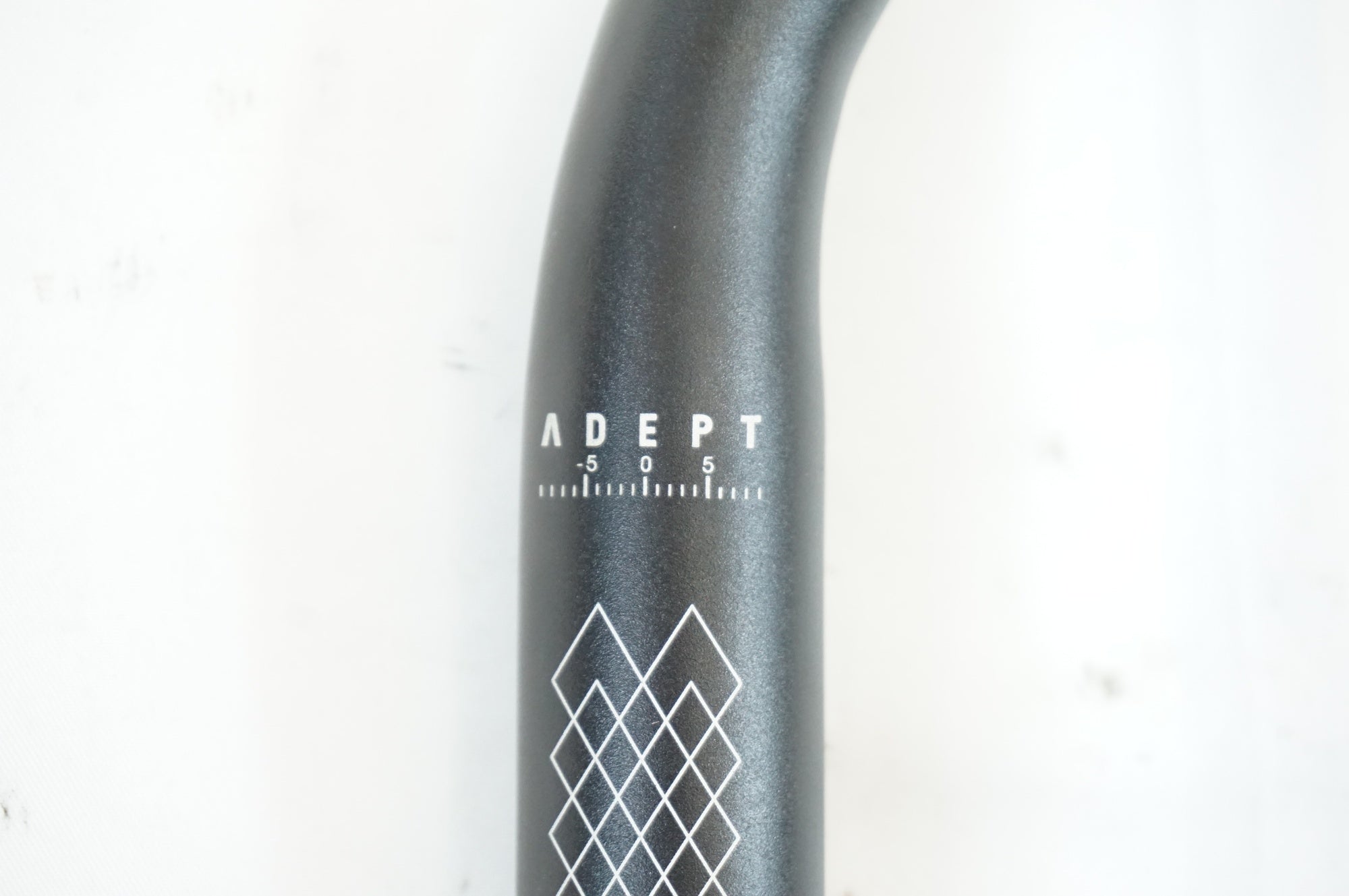 ADEPT 「アデプト」 φ25.4 750mm ライザーバー / 有明ガーデン店