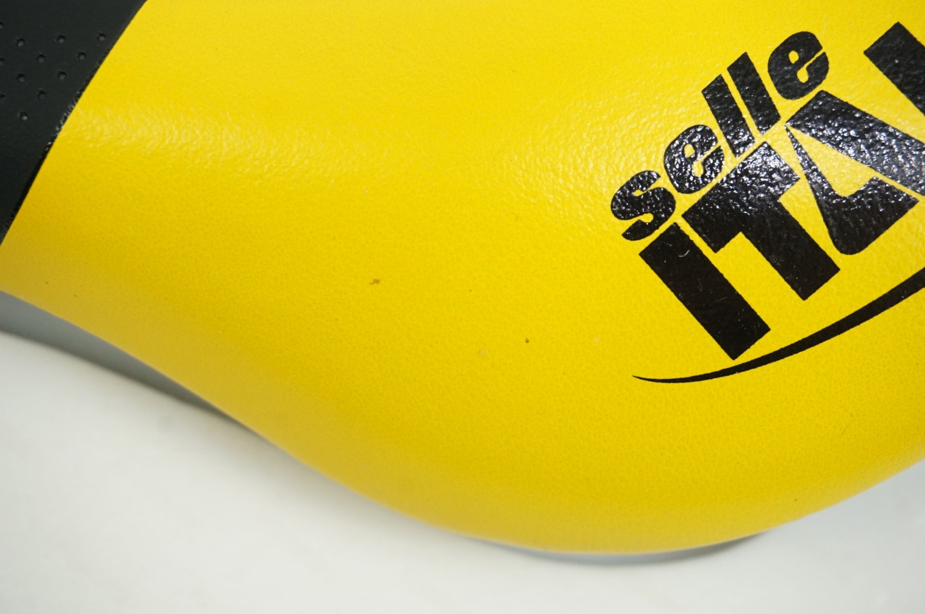 SELLE ITALIA 「セライタリア」 SP-01 SUPER FLOW KIT CARBONIO TDF EDITION サドル / 中目黒店