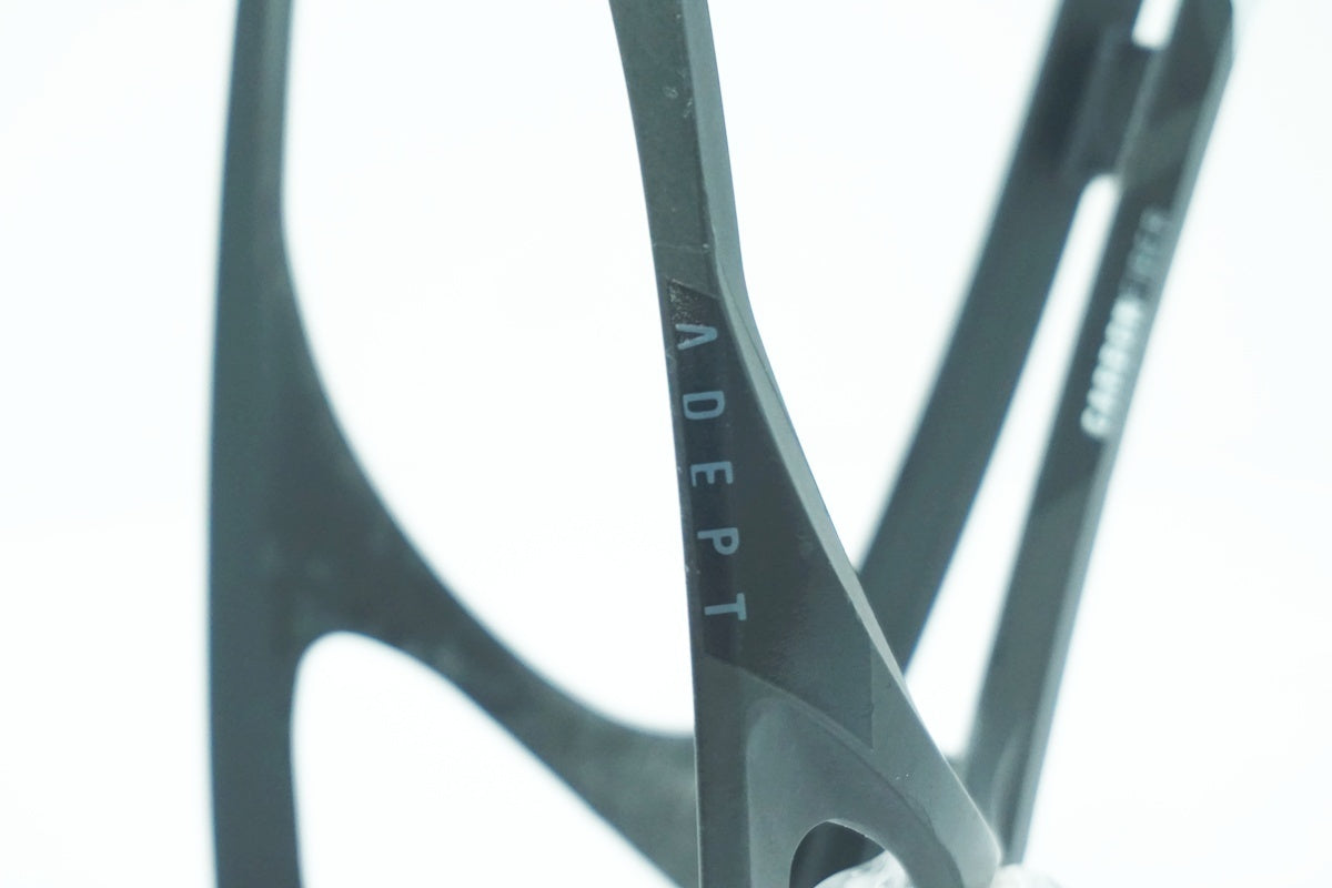 ADEPT 「アデプト」 CARBON FIBER ボトルケージ / 大阪美原北インター店