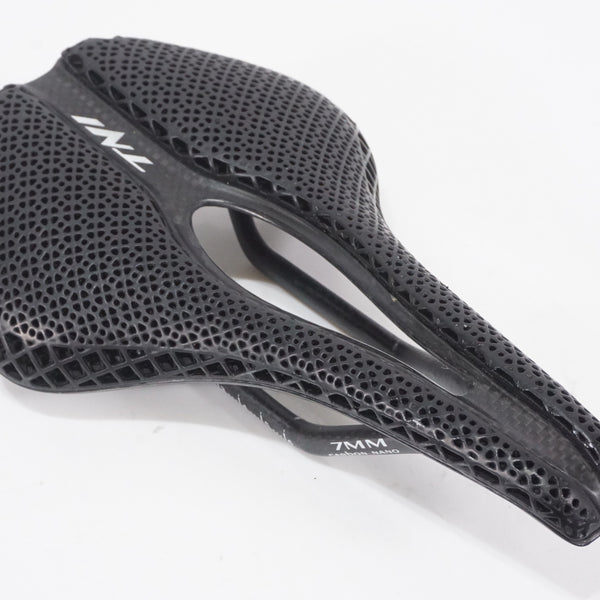 TNI 「ティーエヌアイ」 3D PRINTING 2 カーボンレールサドル / AKIBA