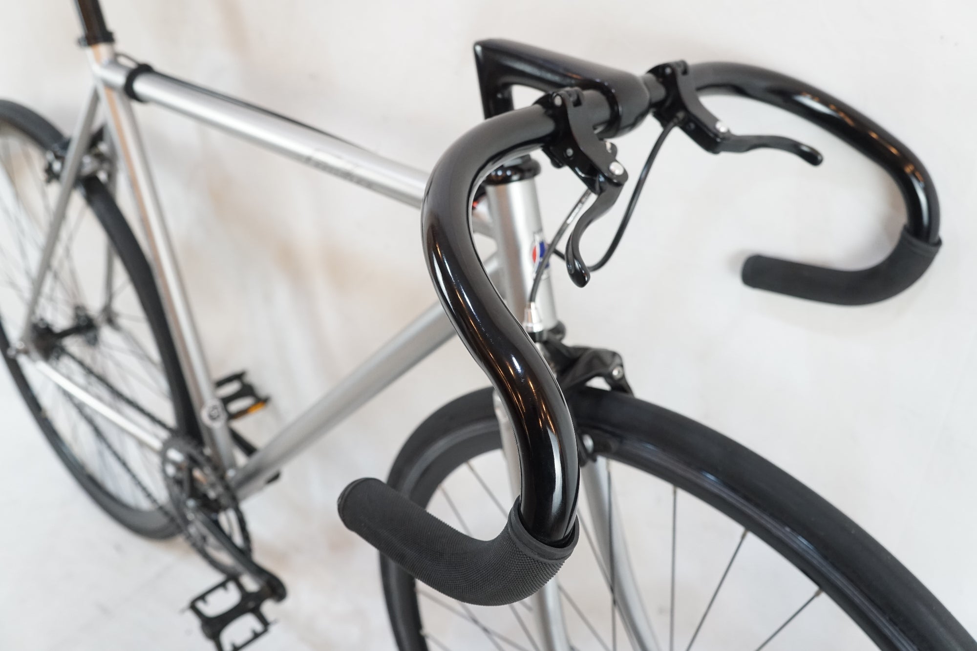 FUJI 「フジ」 FEATHER 2023年モデル ピストバイク / バイチャリ浦和ベース