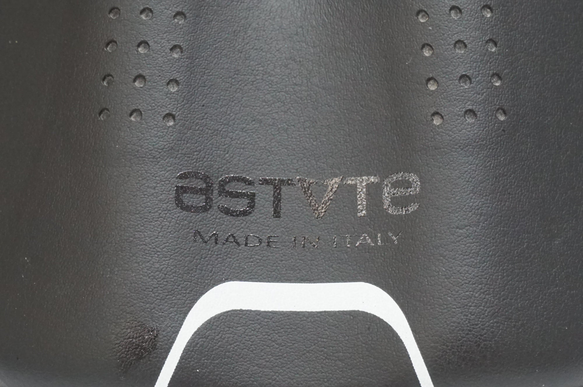 ASTUTE 「アスチュート」 STAR LINE VT サドル / 大宮店