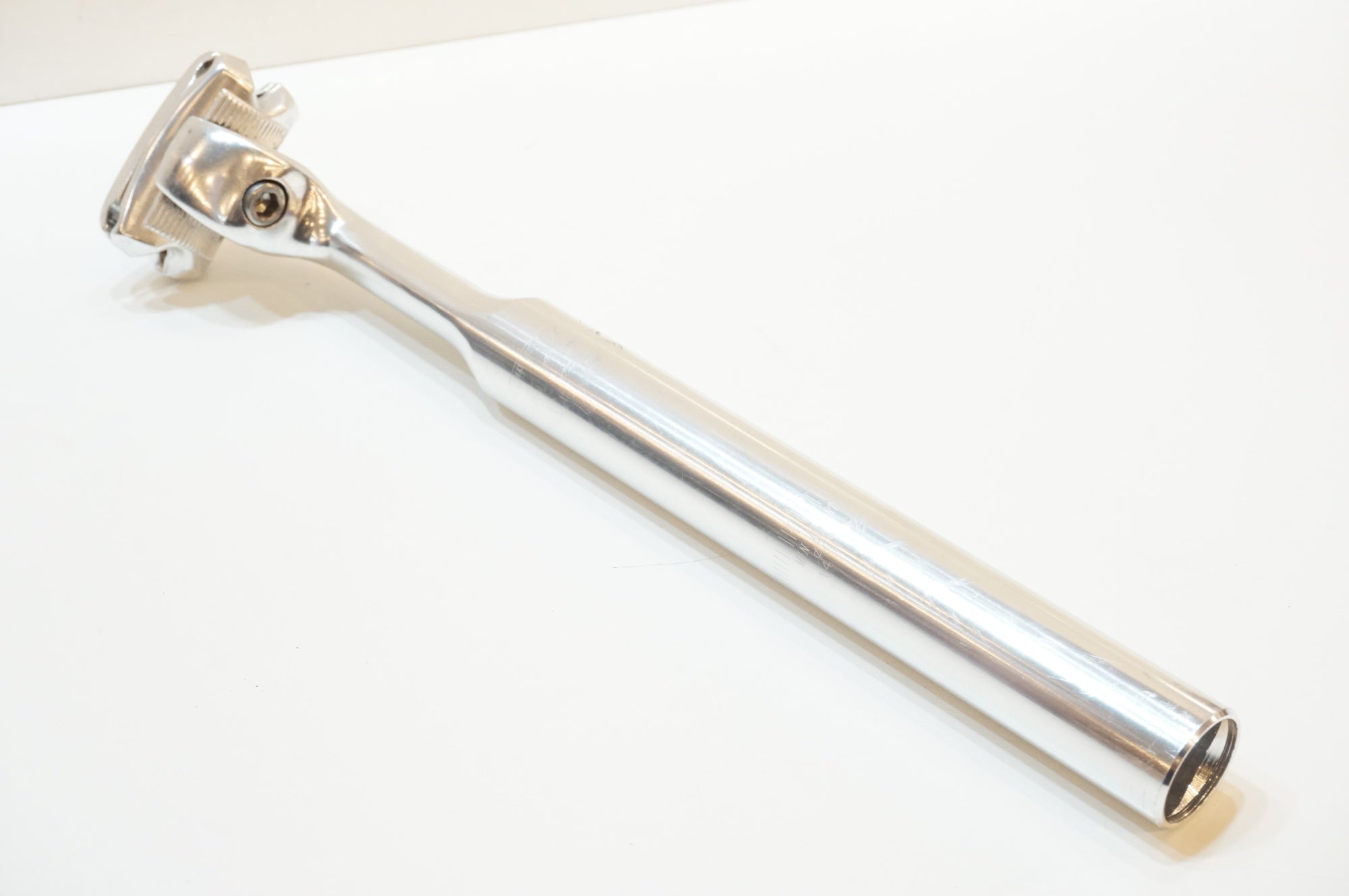 TRADIZIONE 「トラディツィオーネ」 AERO 300mm φ27.2 シートポスト / 浦和ベース