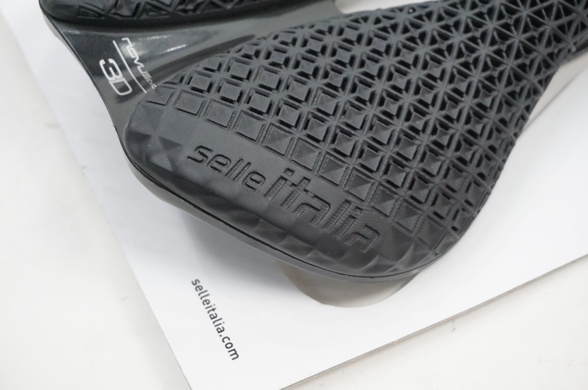 SELLE ITALIA 「セライタリア」 NOVUS BOOST EVO 3D KIT CARBONIO サドル / 川越店