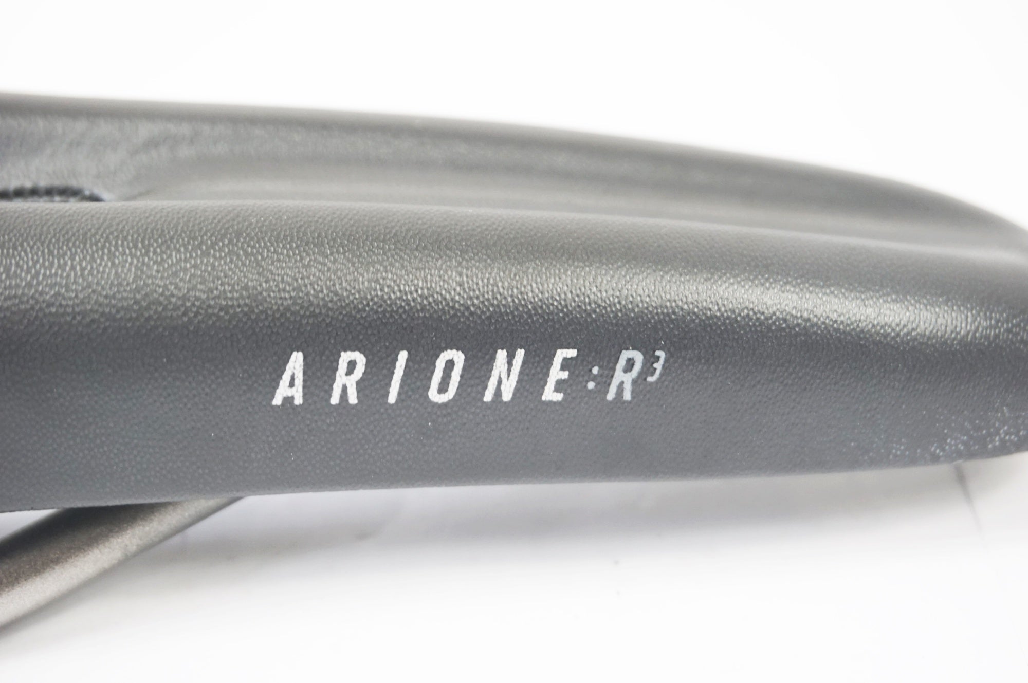 FIZIK 「フィジーク」 ARIONE R3 サドル / バイチャリ世田谷店