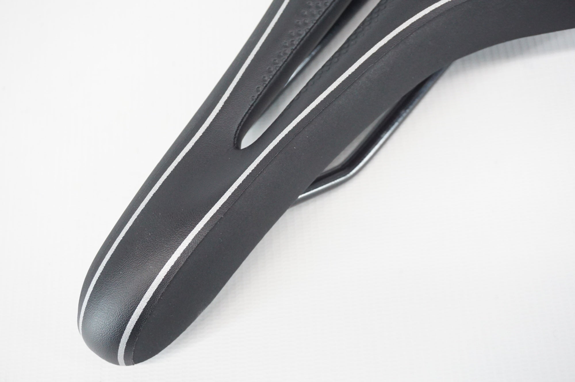 FIZIK 「フィジーク」 LUCE alloyレール サドル / 阪急塚口店