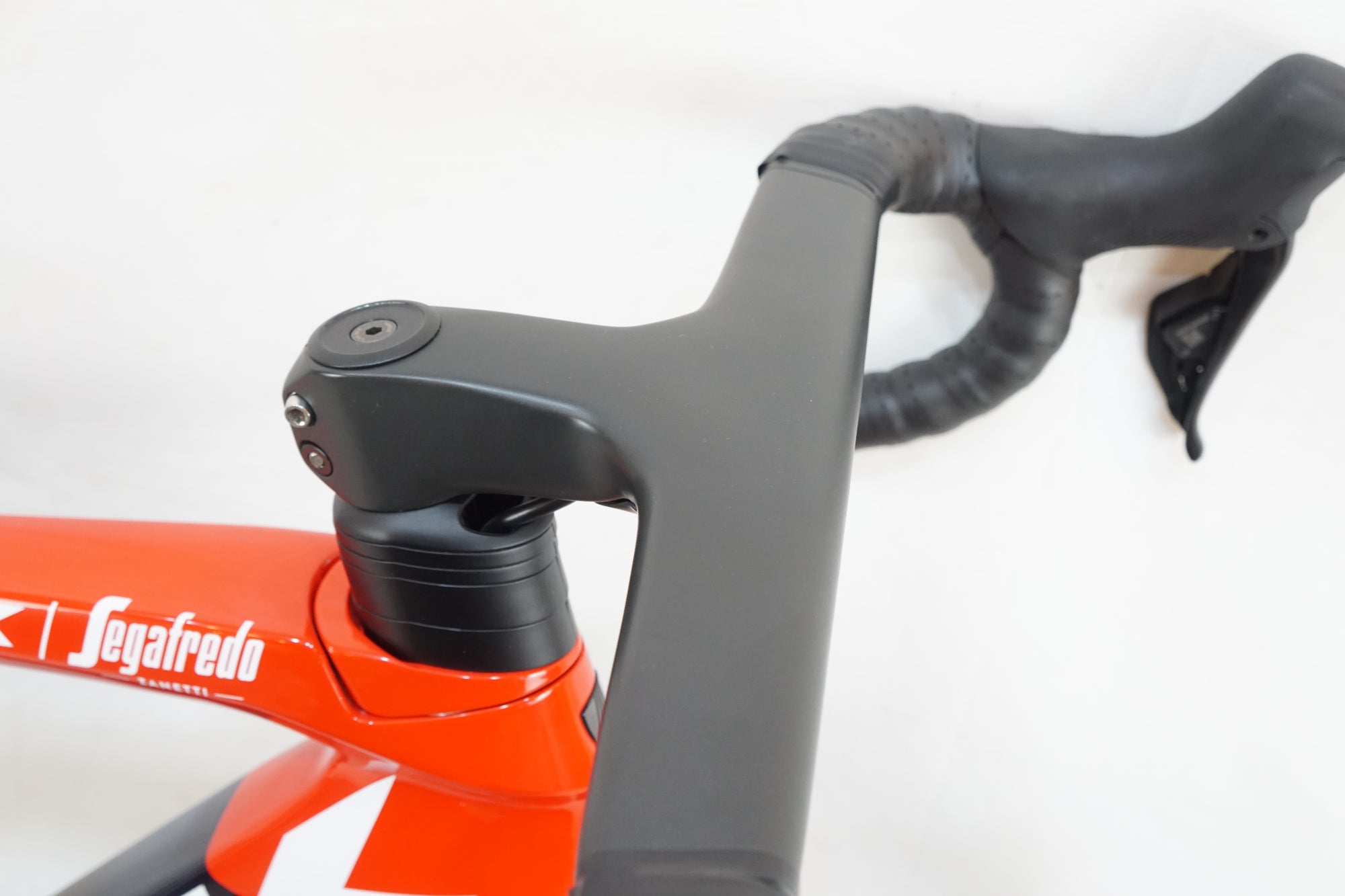 TREK 「トレック」 EMONDA SLR6 2023年モデル ロードバイク / バイチャリ浦和ベース