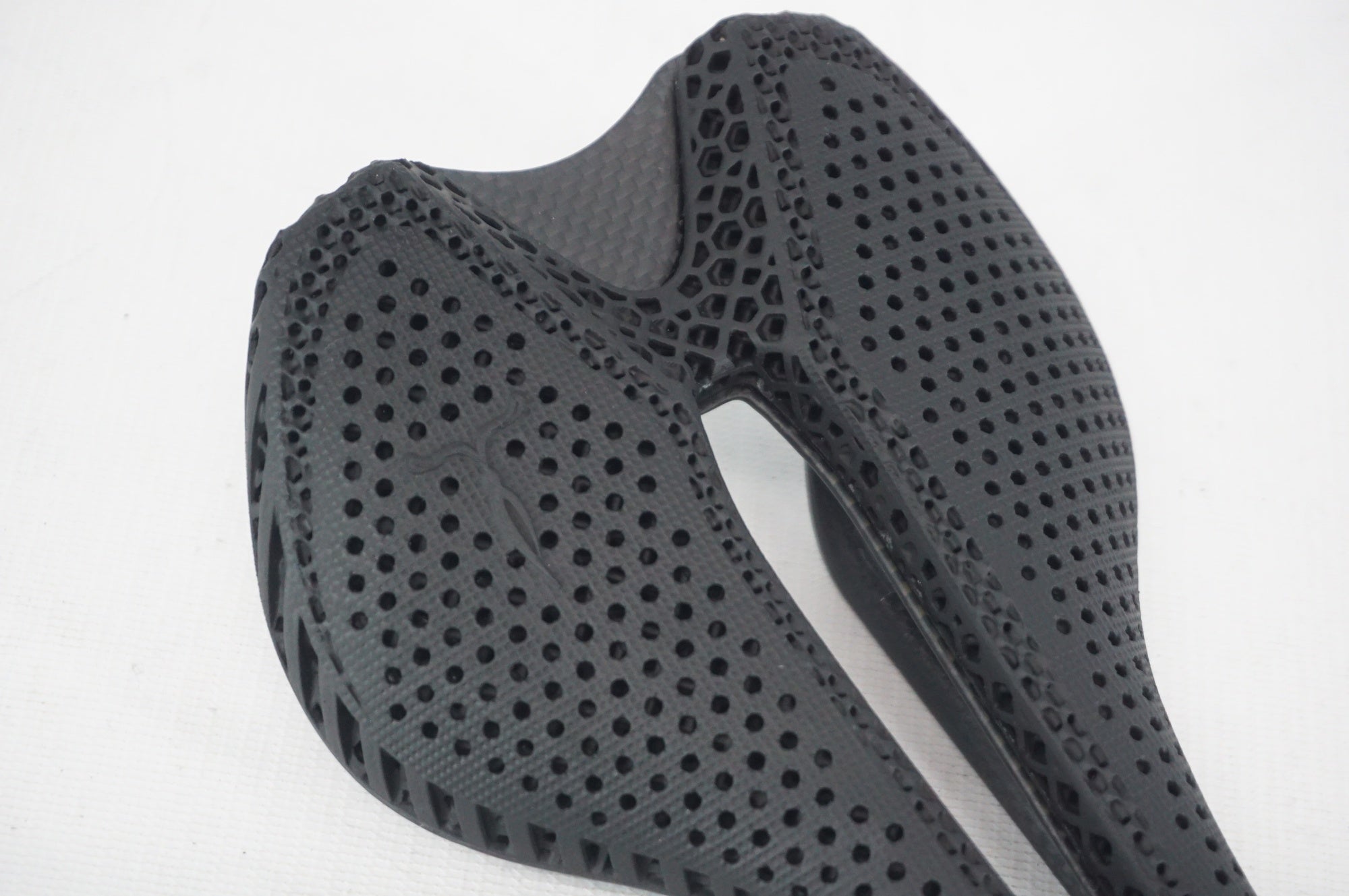 ELVES 「エルヴス」 MAGIC OSSE PRO 3D サドル / 阪急塚口店