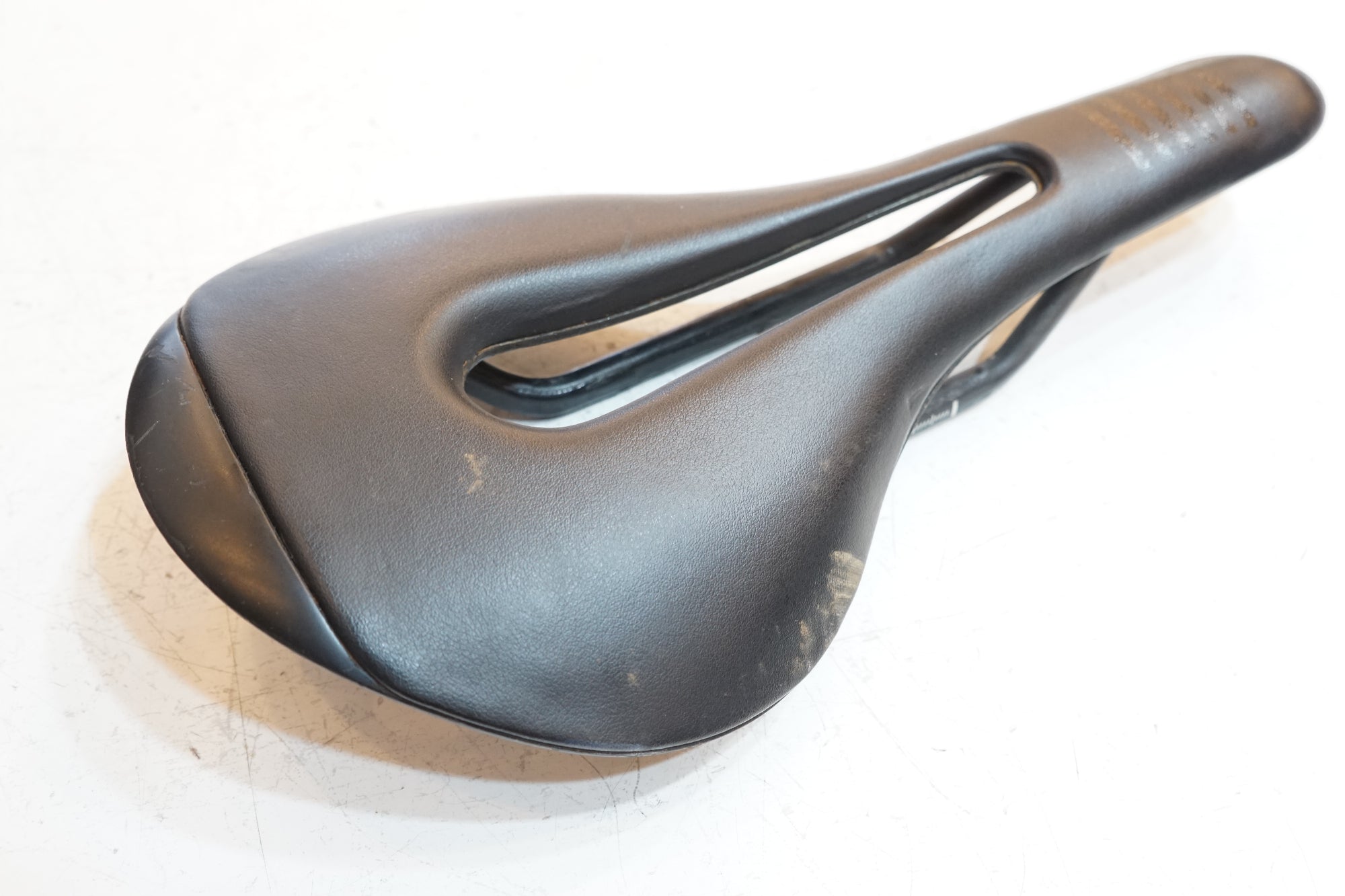 RAPHA 「ラファ」 PRO TEAM CUT OUT サドル / バイチャリ浦和ベース