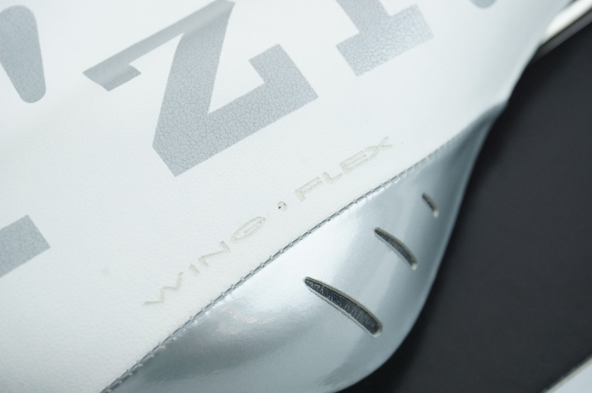 FIZIK 「フィジーク」 ALIANTE VERSUS K:IUM 239g サドル / 中目黒店