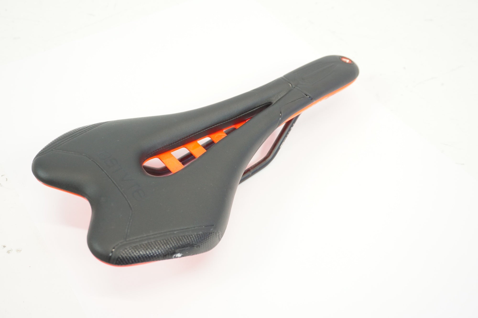 ASTVTE 「アスチュート」 SKYLINE VT サドル / 宇都宮店