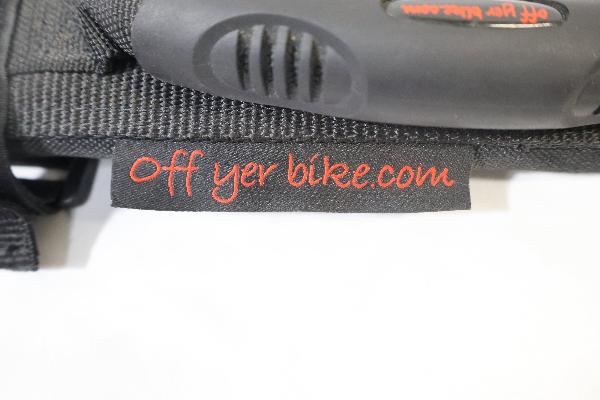 OFF YER BIKE 「オフイヤーバイク」 ON YER SHOULDER フレームカバー / 高知店