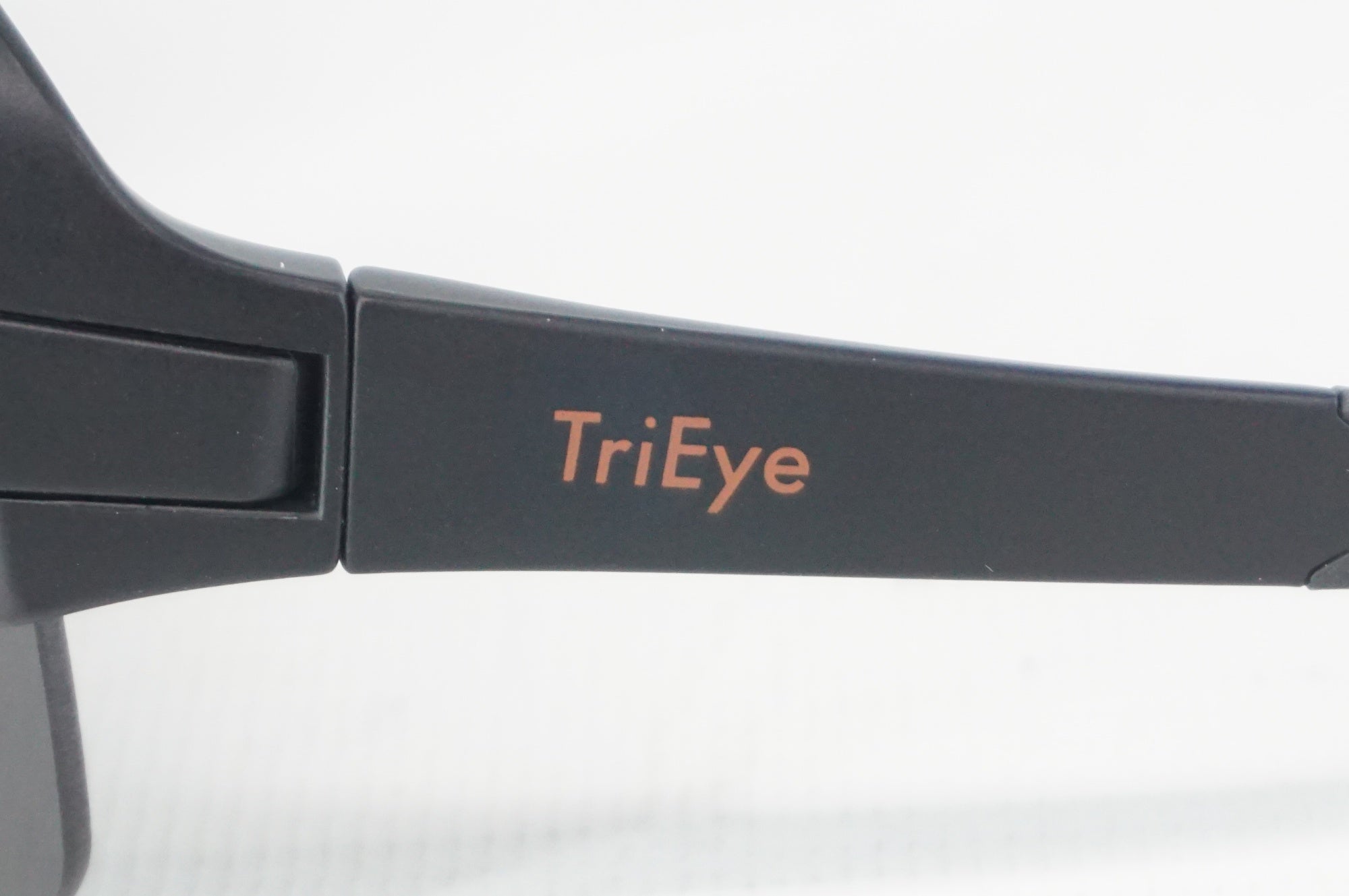 TRIEYE 「トライアイ」 スタンダード スモークレンズ リアミラー搭載 アイウェア / 阪急塚口店