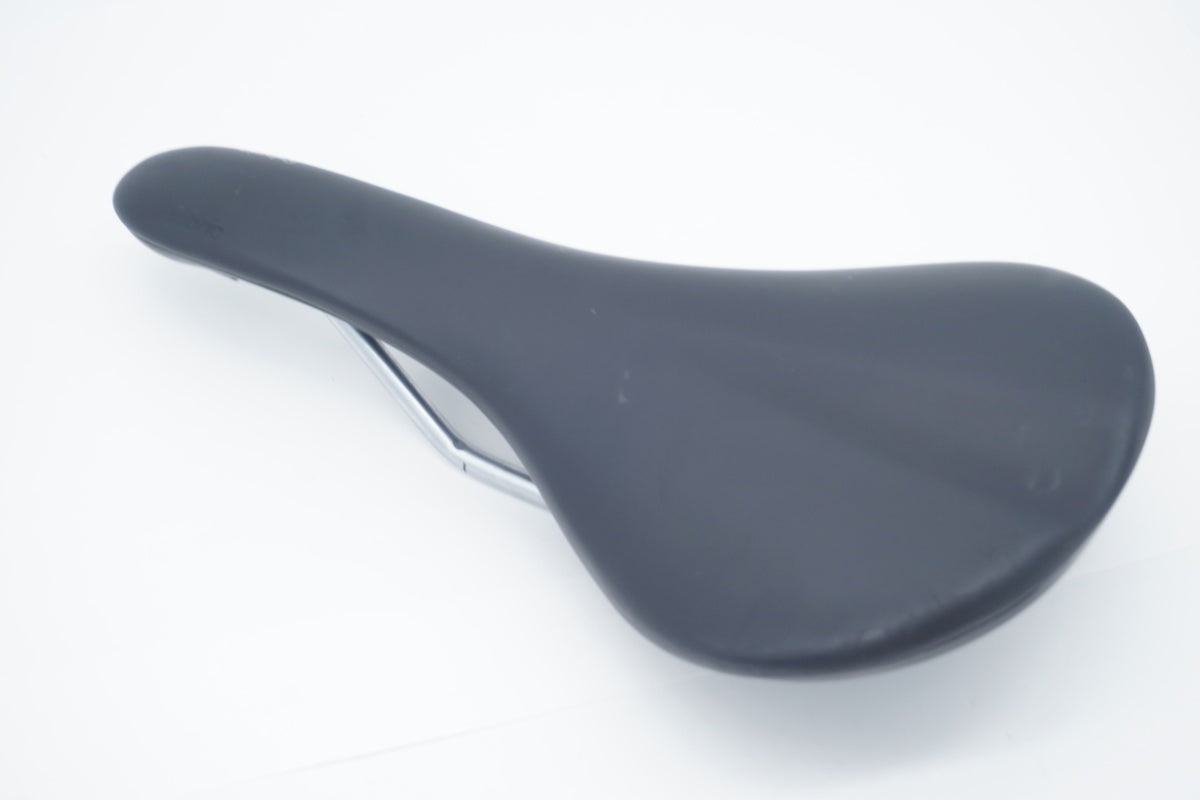 FABRIC 「ファブリック」 SCOOP SHALLOW FLAT サドル / 滋賀大津店