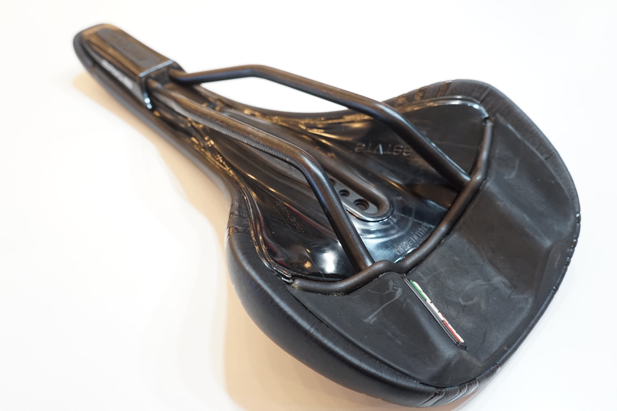 ASTVTE 「アスチュート」 STAR LINE VT サドル / バイチャリ浦和ベース