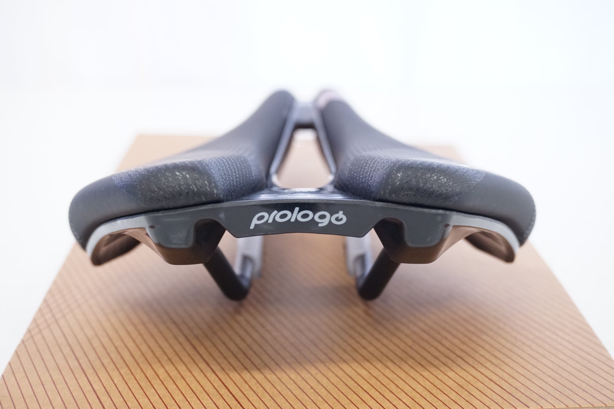 PROLOGO 「プロロゴ」 DIMENSION AGX サドル　/ 浜松店