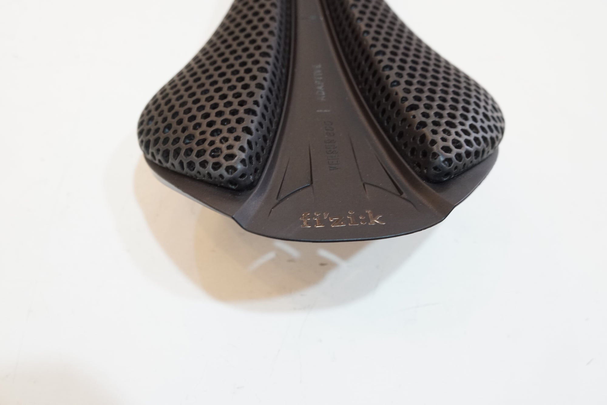 FIZIK 「フィジーク」 VERSUS EVO ADAPTIVE サドル / バイチャリ