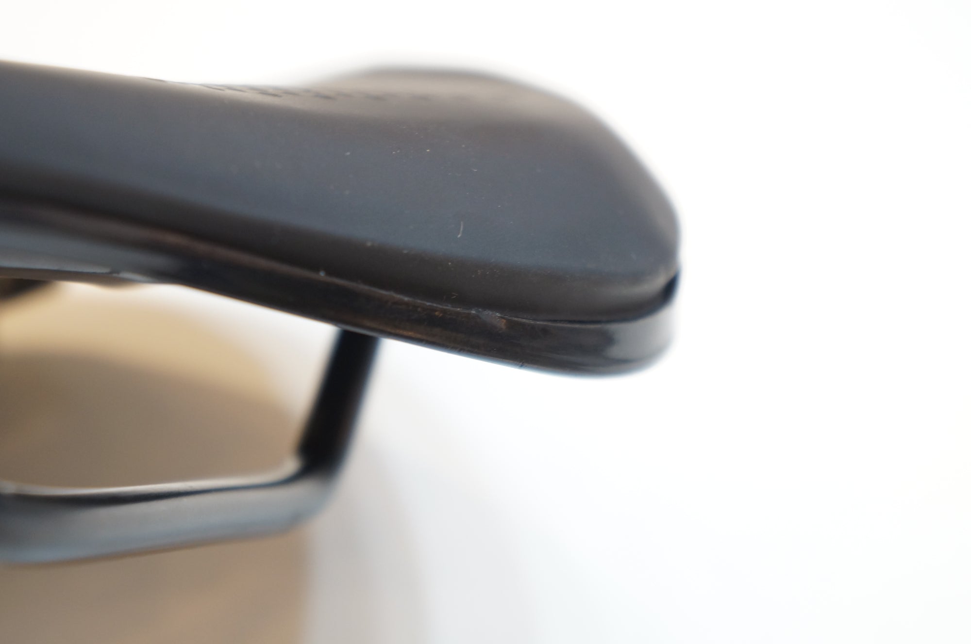 TNI 「ティーエヌアイ」 COMFORT FLY サドル / バイチャリ浦和ベース