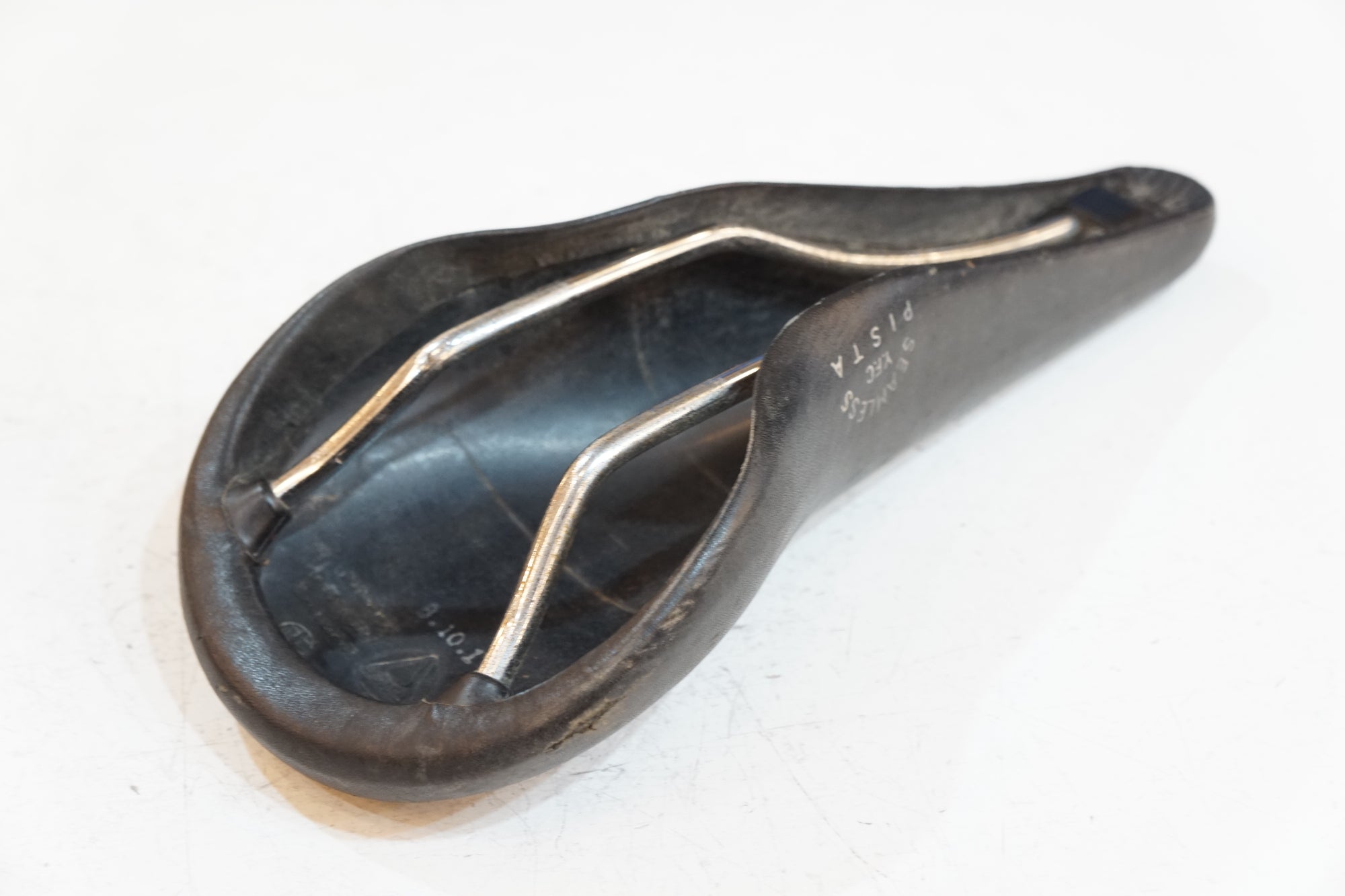 FUJITA 「フジタ」 SEAMLESS サドル / バイチャリ浦和ベース