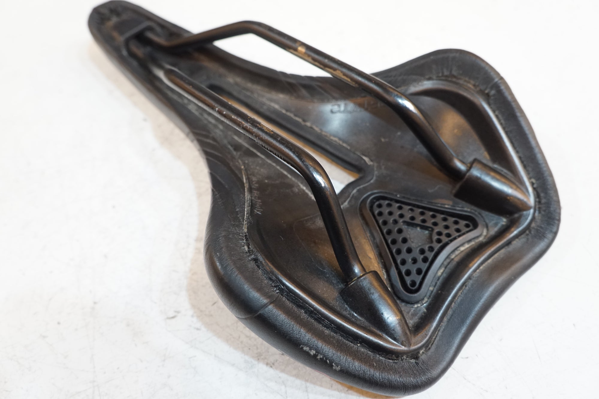 ASTUTE 「アスチュート」 SUN VT サドル / バイチャリ浦和ベース