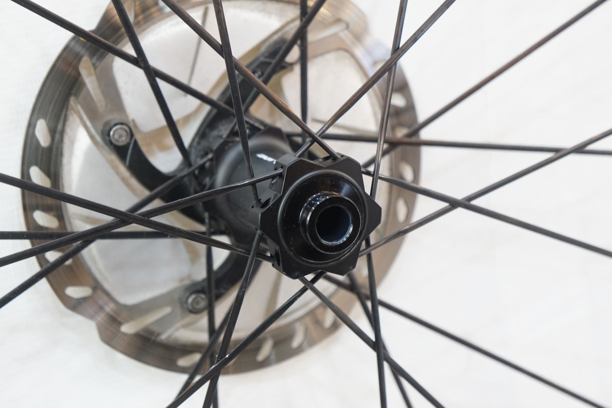DT SWISS 「ディーティー スイス」 P1850 SPLINE DISC シマノ11速