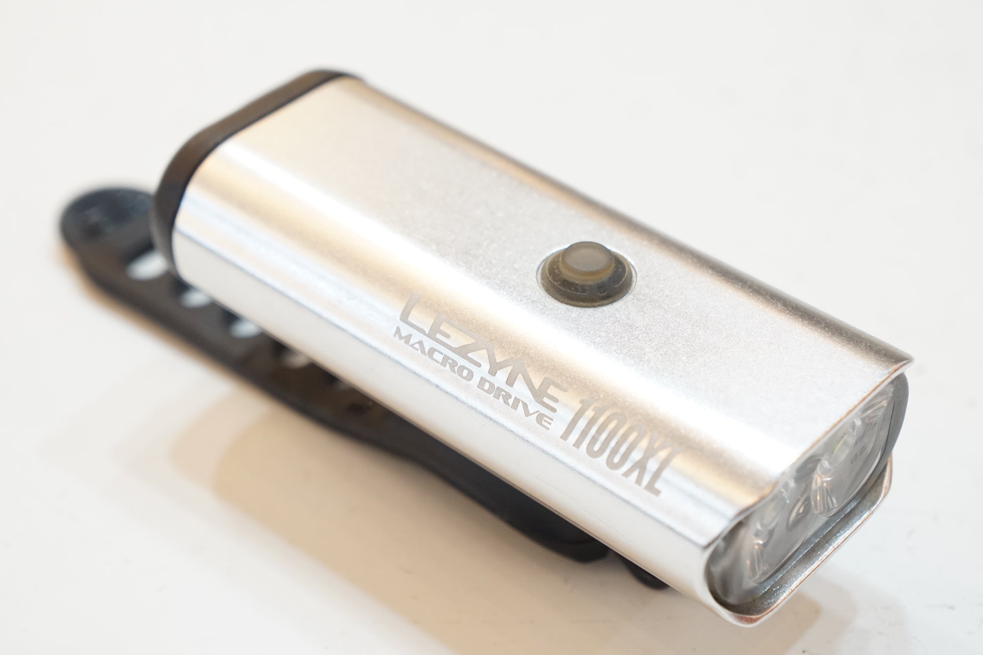 LEZYNE 「レザイン」 1100XL フロントライト / バイチャリ浦和ベース