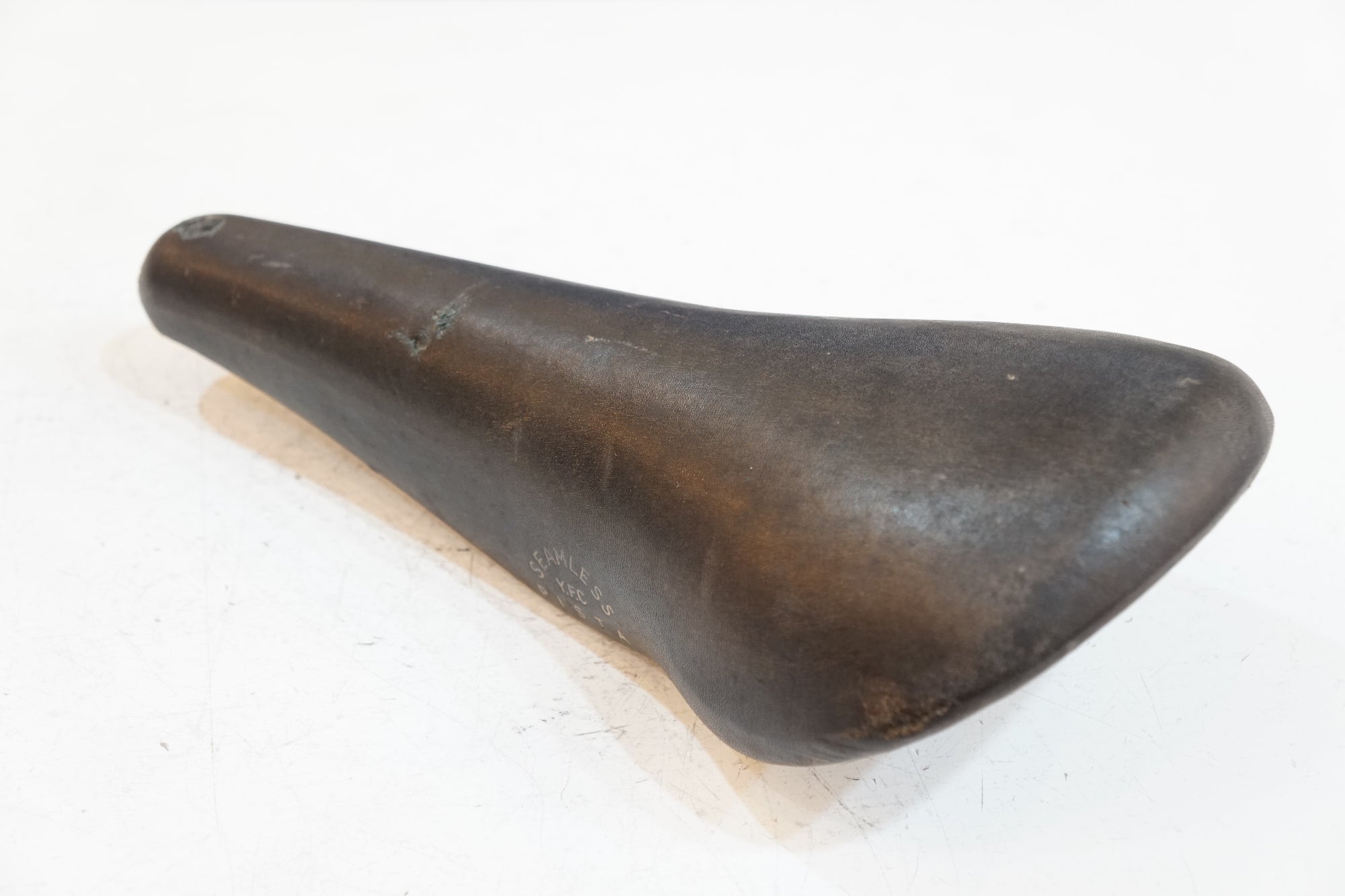 FUJITA 「フジタ」 SEAMLESS サドル / バイチャリ浦和ベース