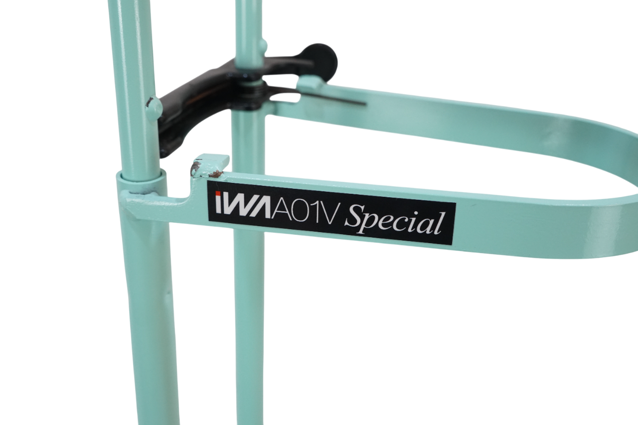 IWA 「イワ」 A01V SPECIAL ディスプレイスタンド / バイチャリ浦和ベース