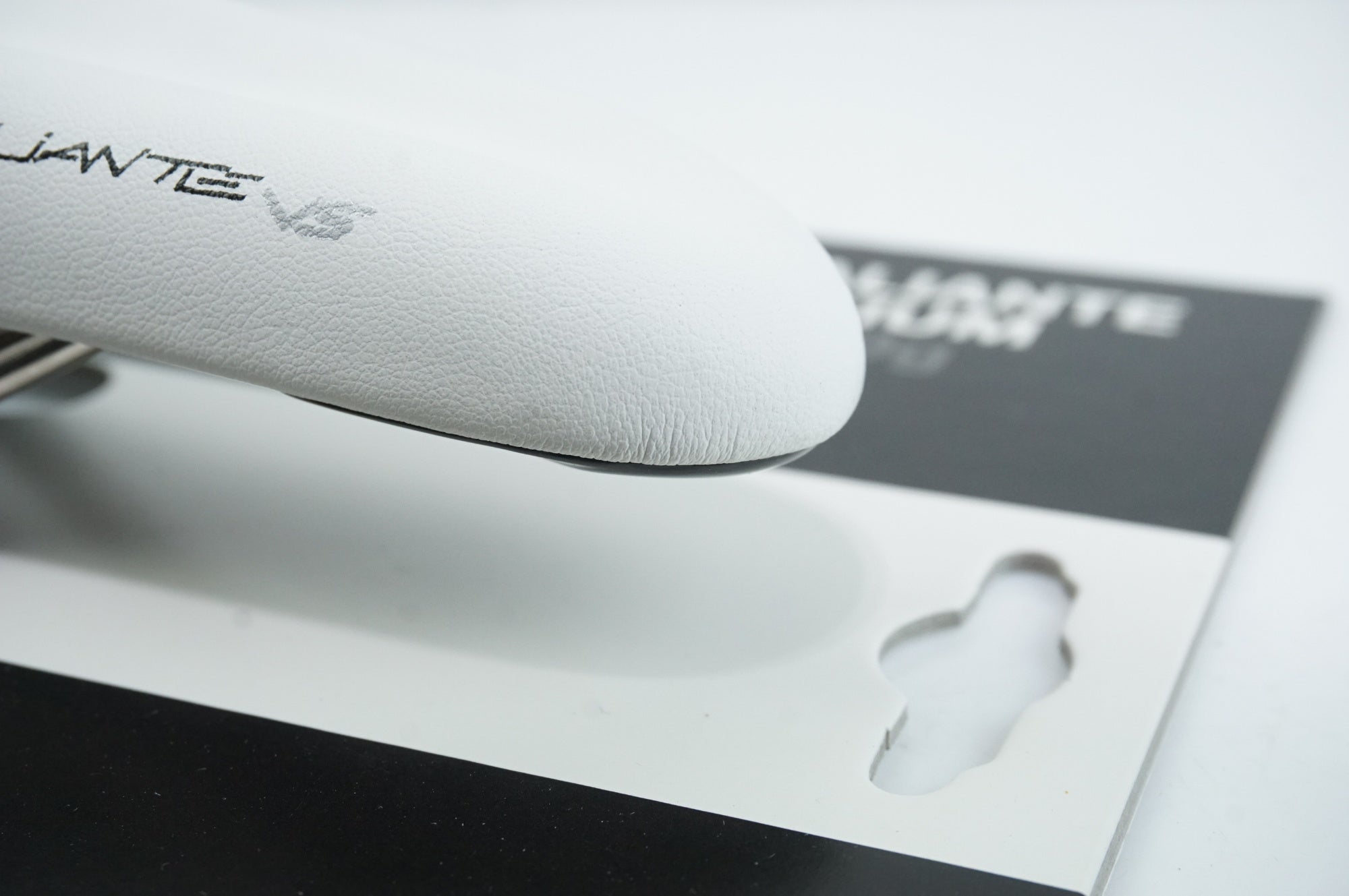 FIZIK 「フィジーク」 ALIANTE VERSUS K:IUM 259g サドル / 中目黒店