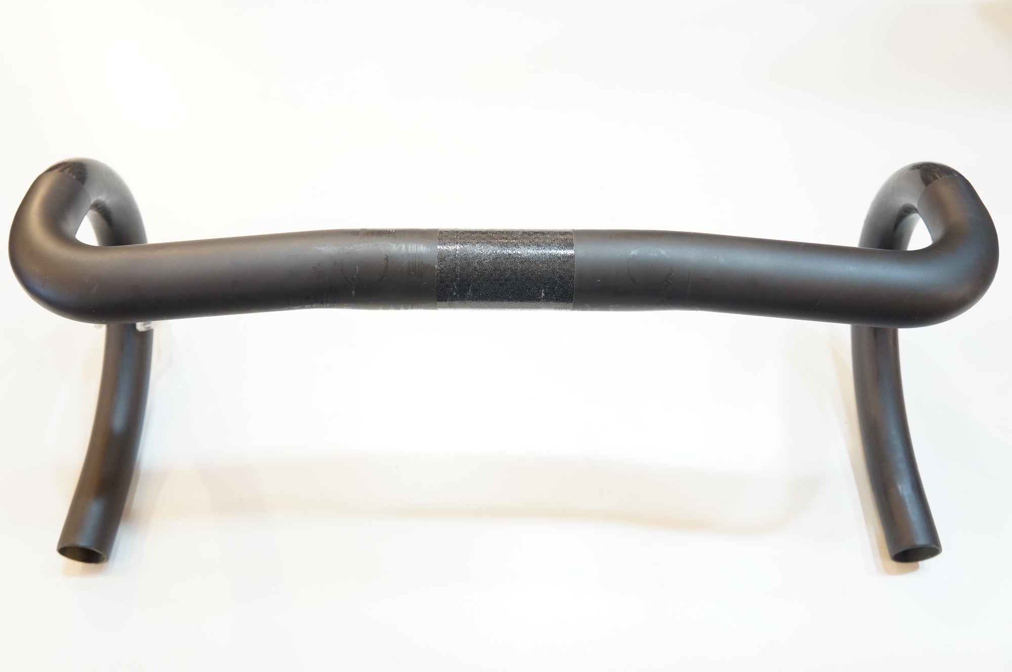 TNI 「ティーエヌアイ」 ERGO SWEEP CARBON φ31.8 390mm ハンドル