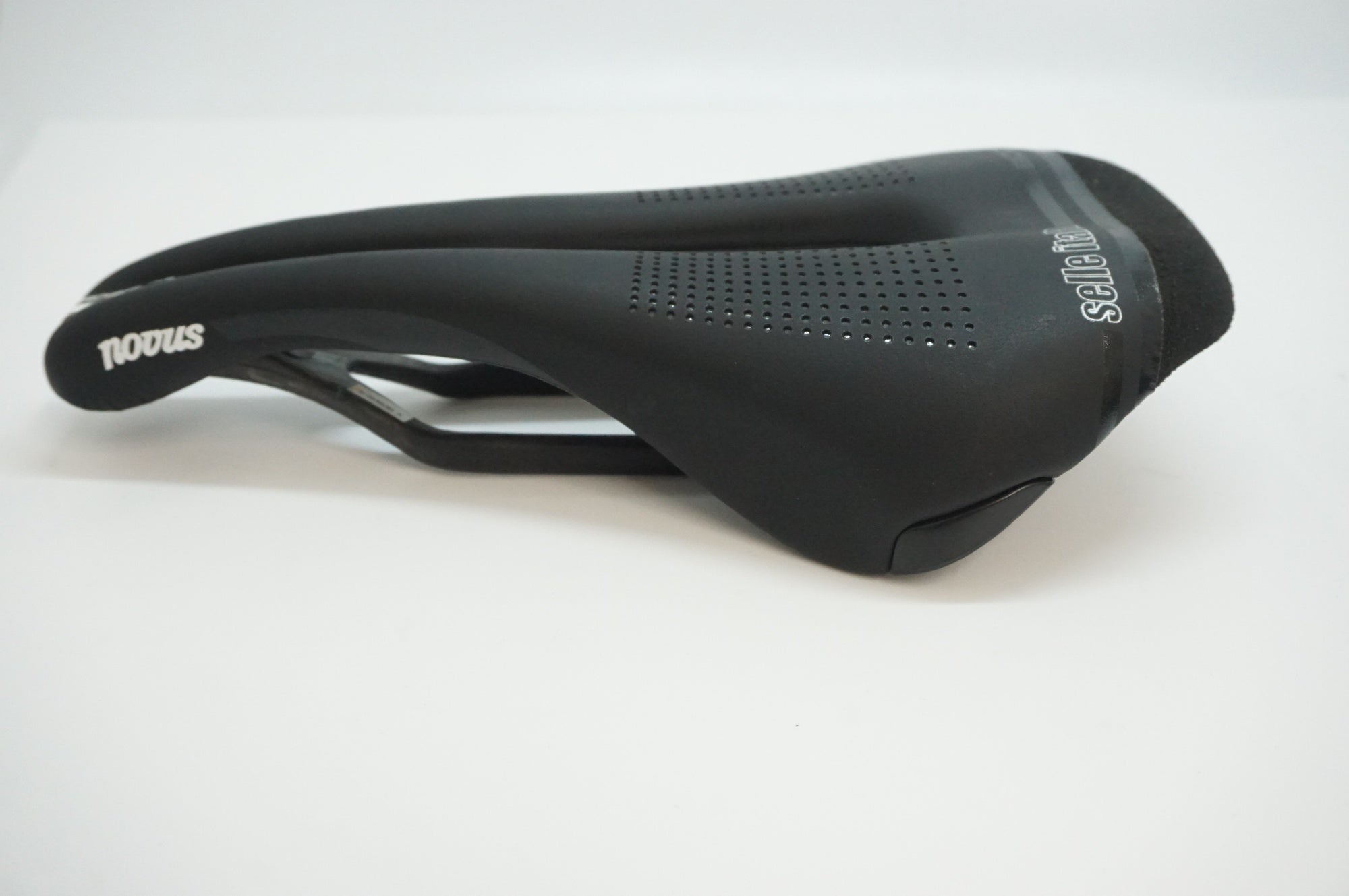 SELLE ITALIA 「セライタリア」 NOVUS サドル / 福岡アイランド