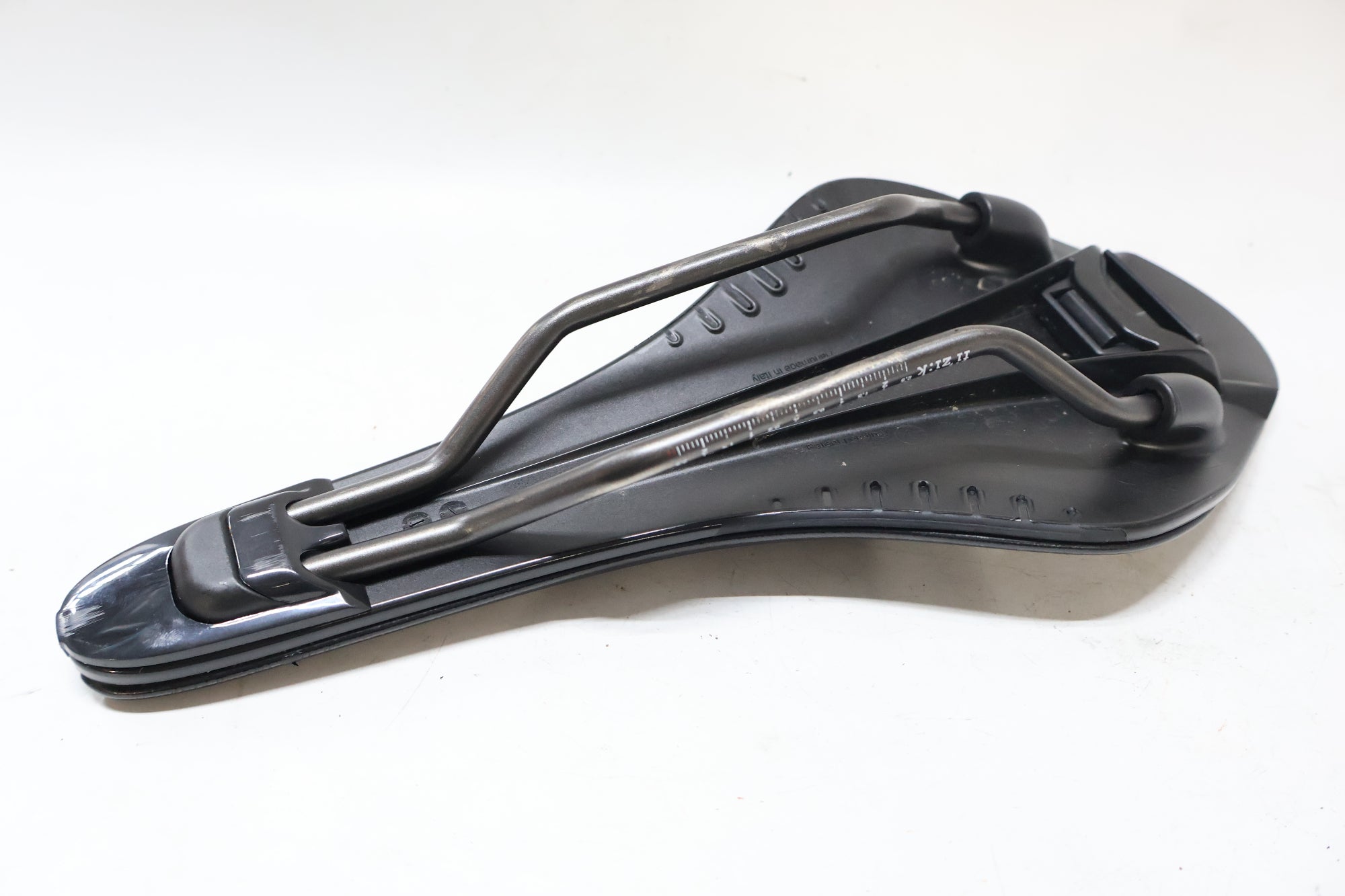 FIZIK 「フィジーク」 ARIONE R3 VERSUS EVO KIUMレール サドル / 高知店